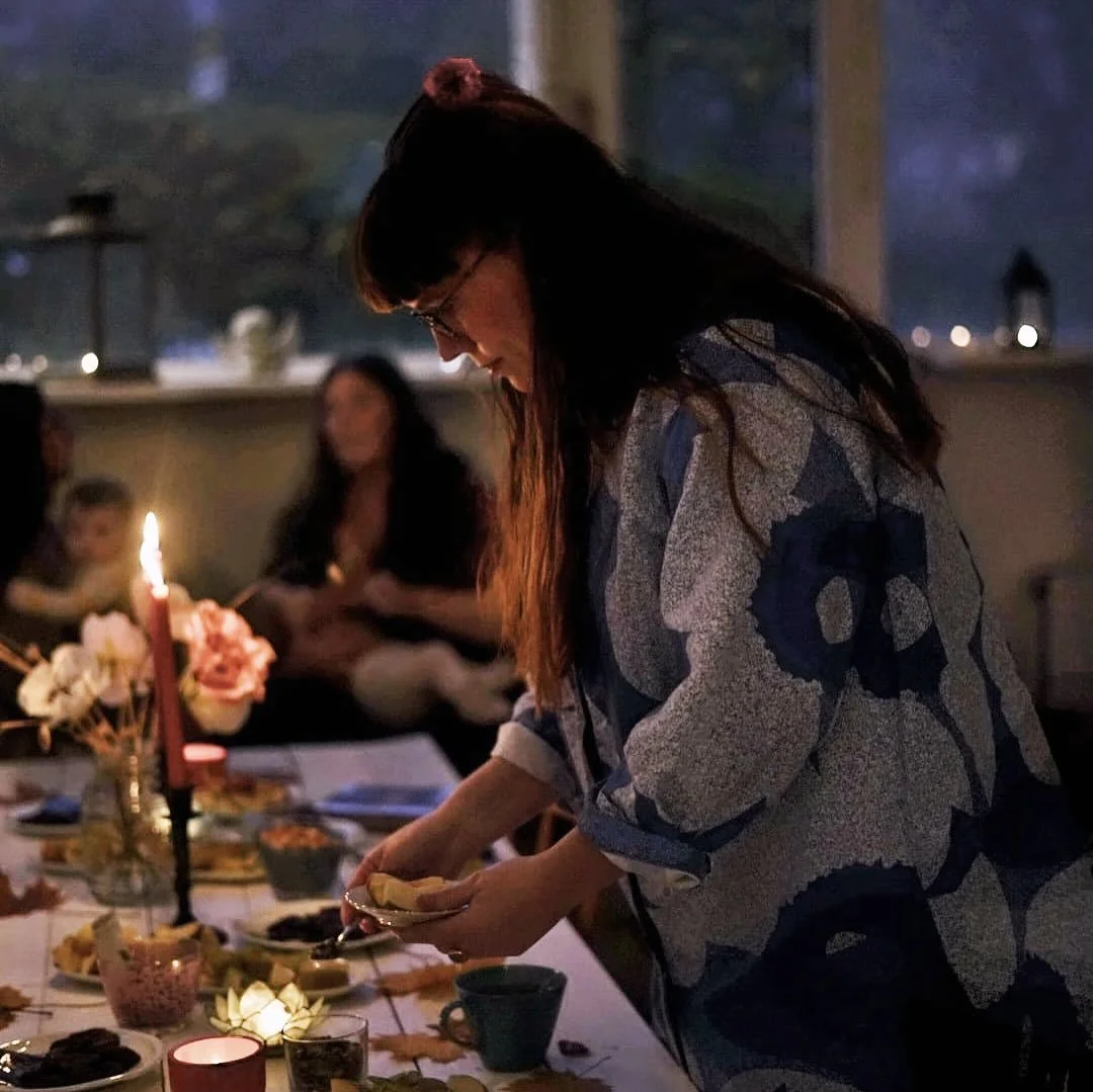 🕯️V&Auml;LSIGNAD ALLHELGONA 
V&aring;ra Communitycirklar forts&auml;tter vara en plats att f&ouml;rankra oss i tiden. B&aring;de genom det som &auml;r evigt och st&auml;ndigt f&ouml;r&auml;nderligt. 

F&ouml;rra fredagen m&ouml;ttes vi i Stockholm f