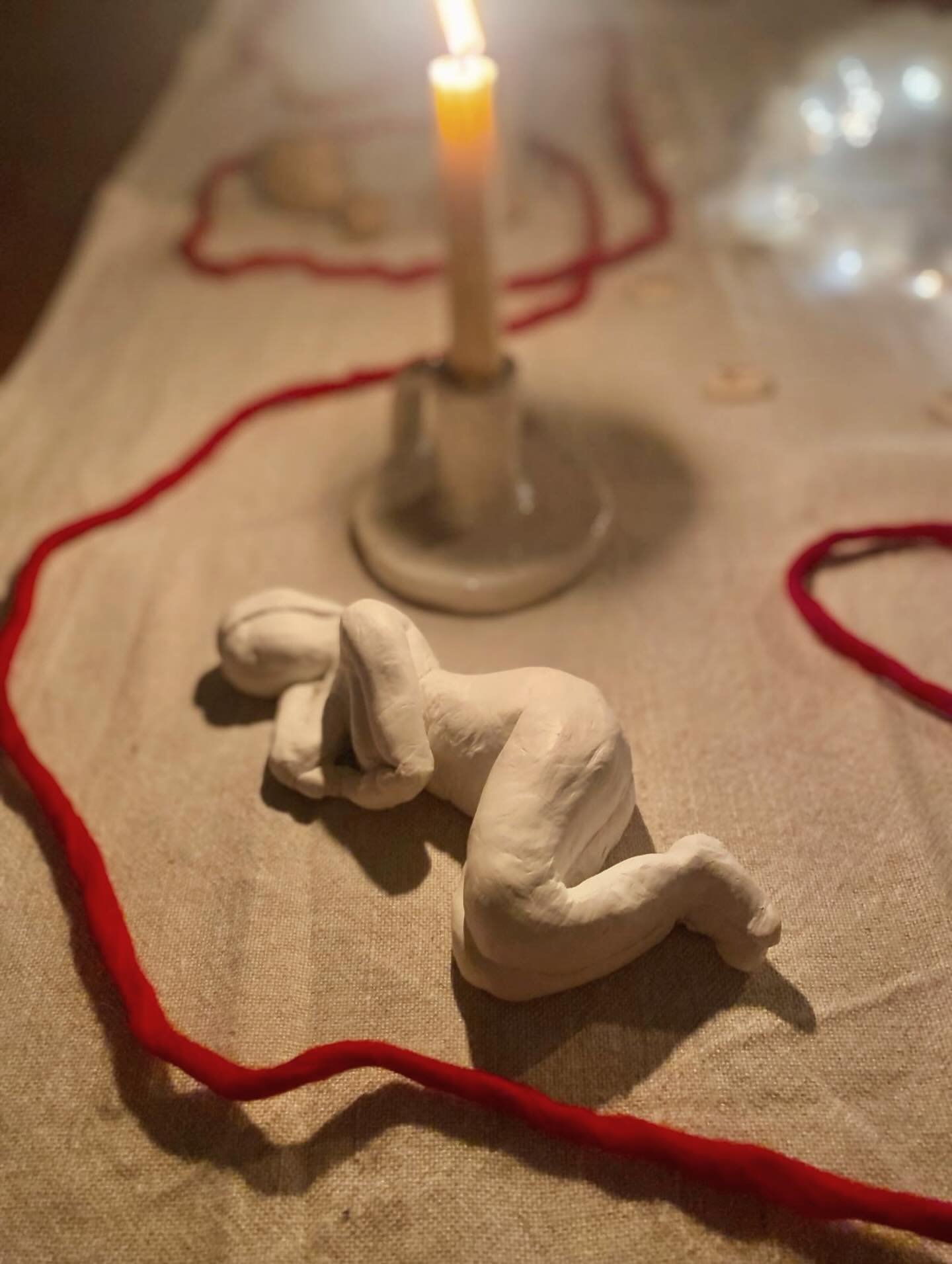 &hearts;️ VILMAMMAN

Moder Jord har gjort en l&aring;ng utandning och sl&auml;ppt taget. Tr&auml;dens l&ouml;v knastrar mot jorden och kronan st&aring;r helt bar, glittrandes i iskristaller. Energin har dragit sig in&aring;t mot stammens mitt, d&auml