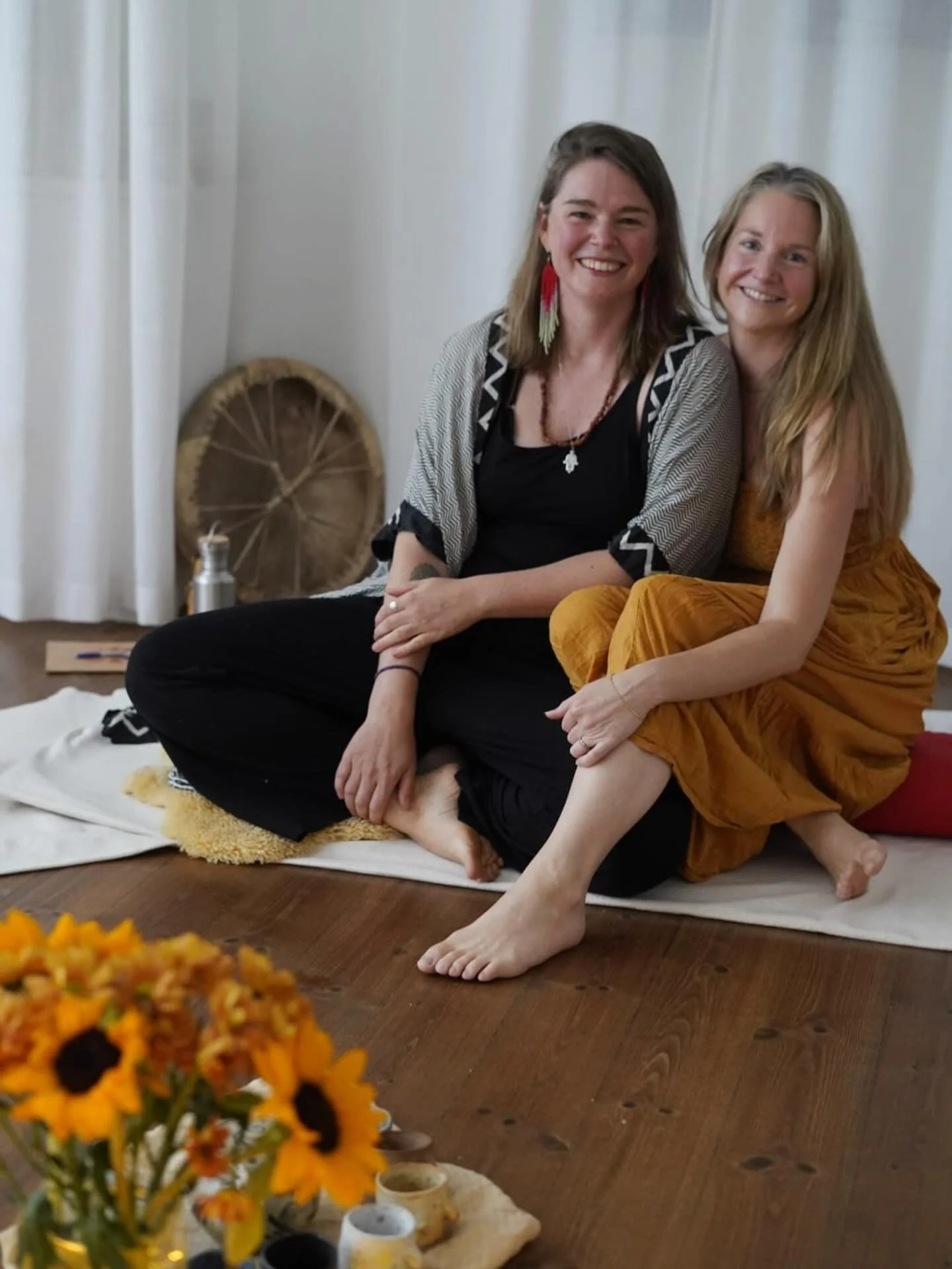 🧶 En del av MODERBYN:
~ Jenny Reske &amp;  Anna Hughes ~

V&auml;lkommen att l&auml;ra k&auml;nna tv&aring; av v&aring;ra Cirkelledare i Stockholm:

&hearts;️Jenny Reske @herbalmidwife ~ barnmorska fr&aring;n Tyskland och en av v&aring;ra postpartum