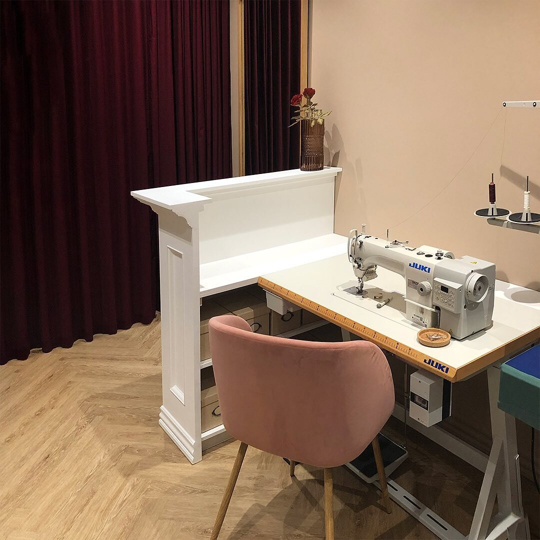 Symaskinen er flyttet til Silkeborg 🥰, eller helt pr&aelig;cist Gjess&oslash;. En fantastisk naturperle 8 km syd fra Silkeborg centrum. 👉🏻@featheryfirecouture ⁣ ⁣
⁣ ⁣
// ⁣ ⁣
 ⁣
The sewing machine has moved to Silkeborg, Denmark 🥰 , or Gjess&oslas