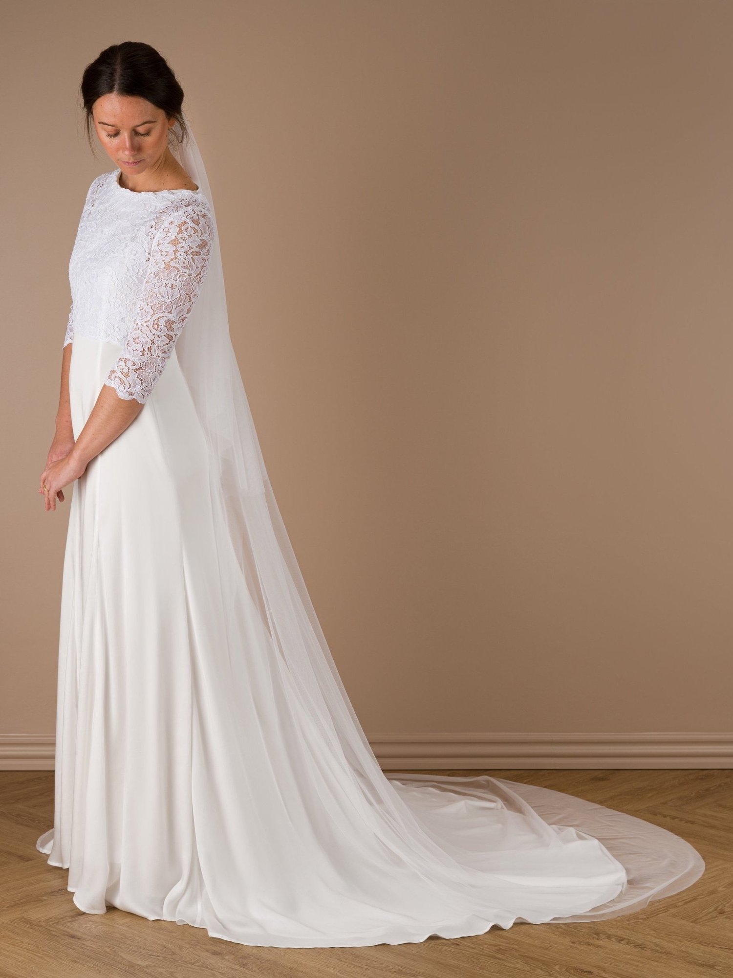 gys Havanemone brud Liljea lace brudekjole — Feathery Fire Couture