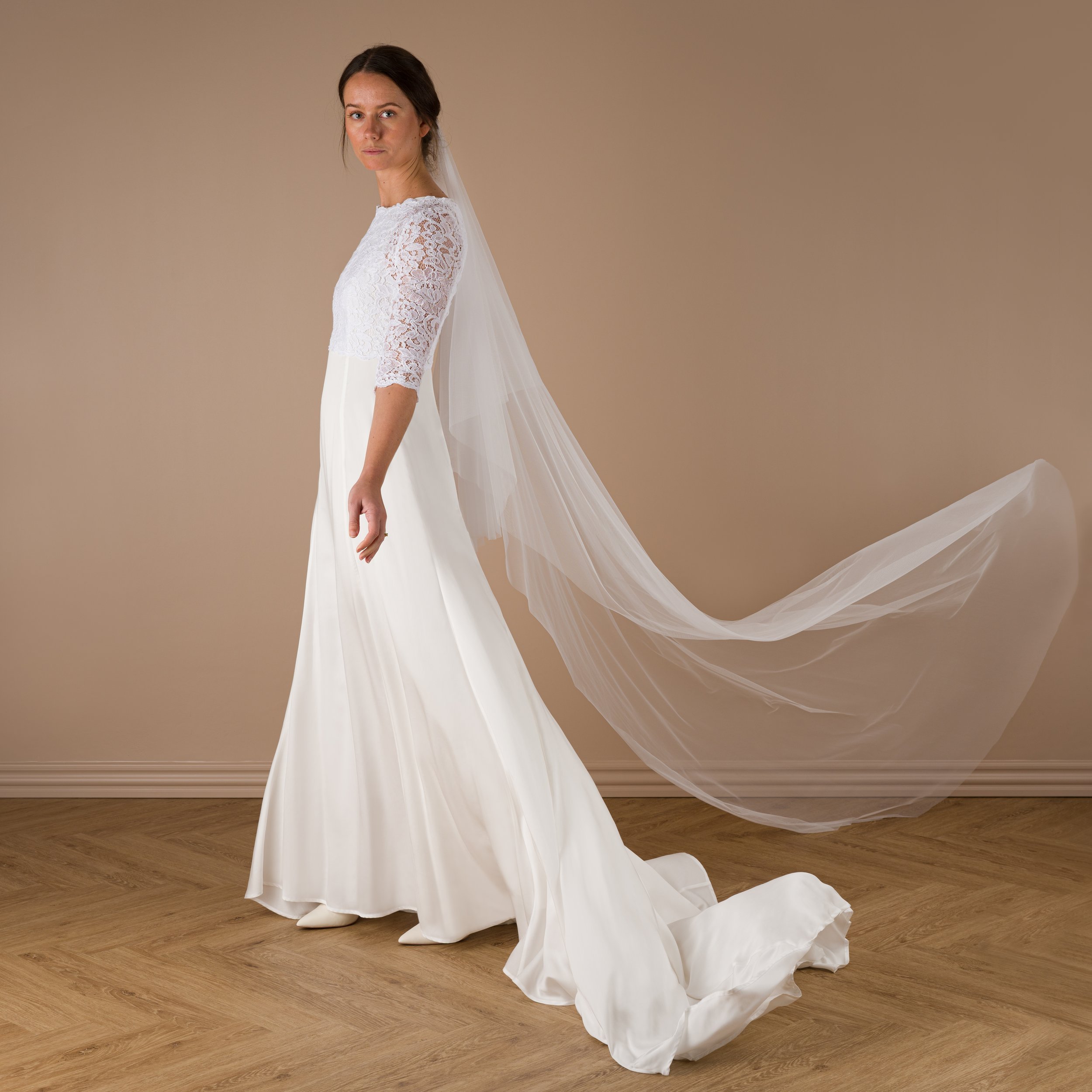 gys Havanemone brud Liljea lace brudekjole — Feathery Fire Couture
