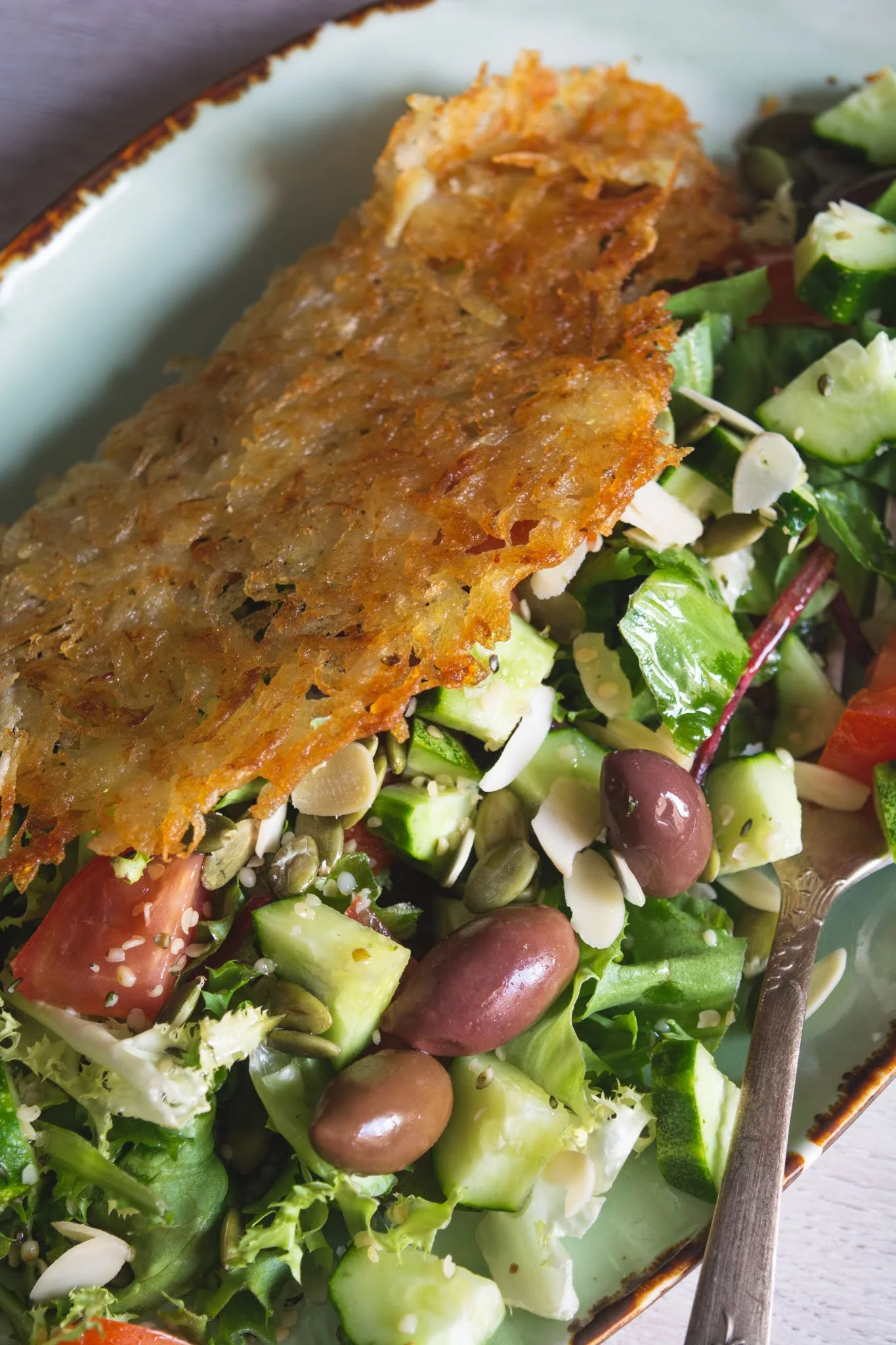 Lipie crocantă din cartofi umplută cu salată