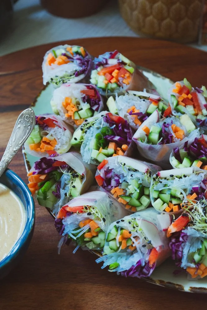 Pachețele de primăvară cu sos de unt de arahide