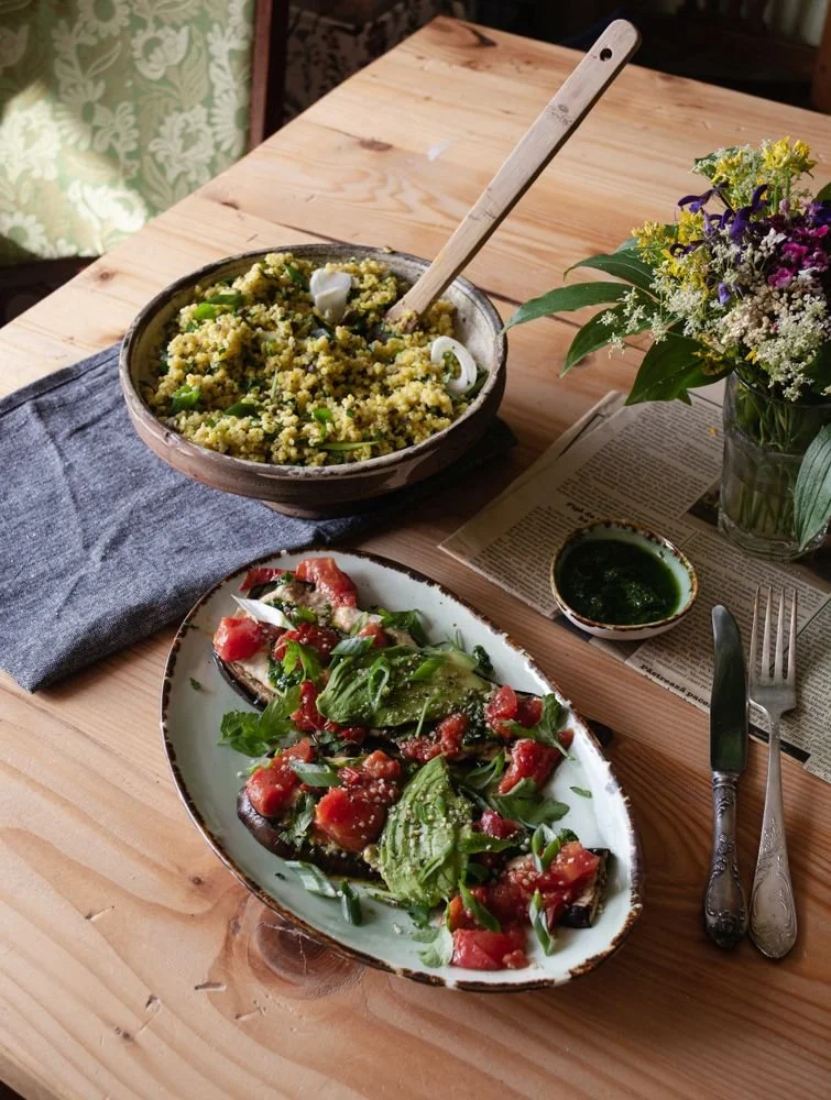 Vinete pe grătar cu hummus și pesto