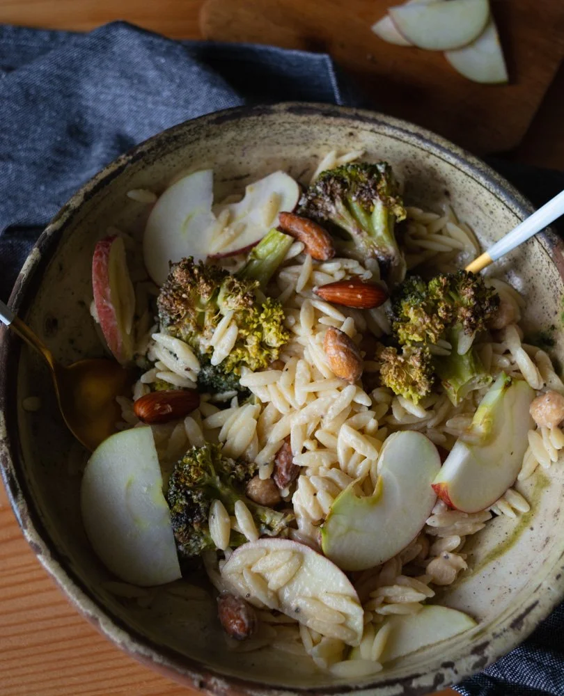 Salată cu orzo și broccoli rumenit