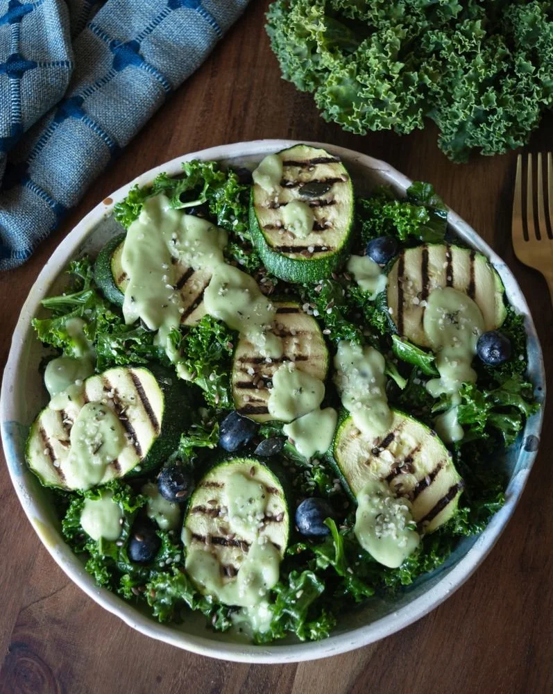 Salată cu kale și zucchini pe grătar