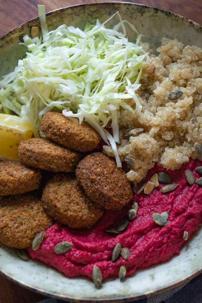 Bowl cu falafel și hummus cu sfeclă