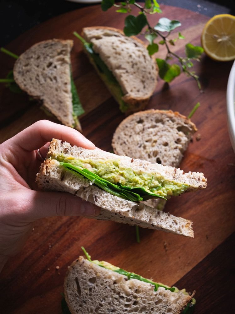 Sandwich cu avocado și năut 