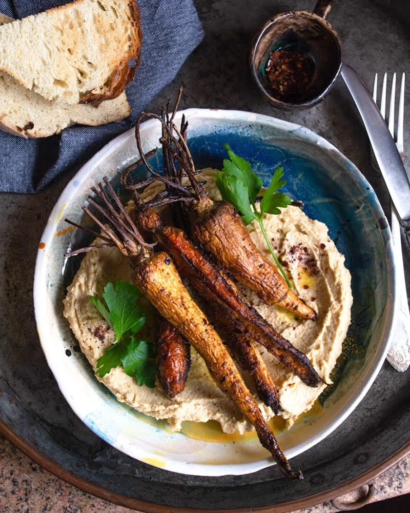 Rădăcinoase rumenite la cuptor cu hummus