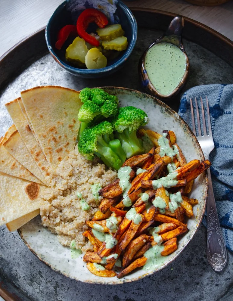 Cartofi la air frayer cu sos, quinoa și broccoli