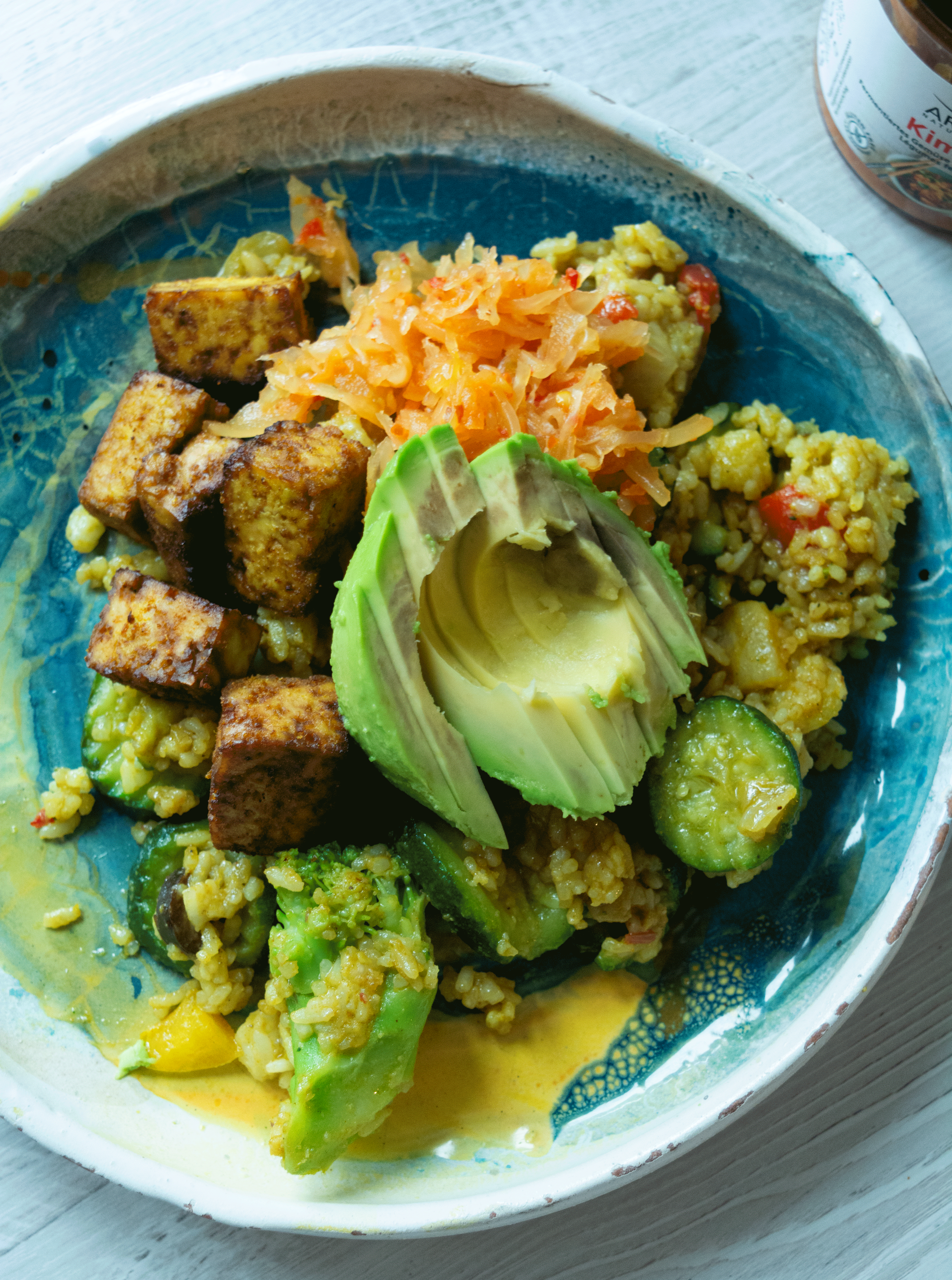 Tofu la air fryer, orez cu legume, kimchi și avocado
