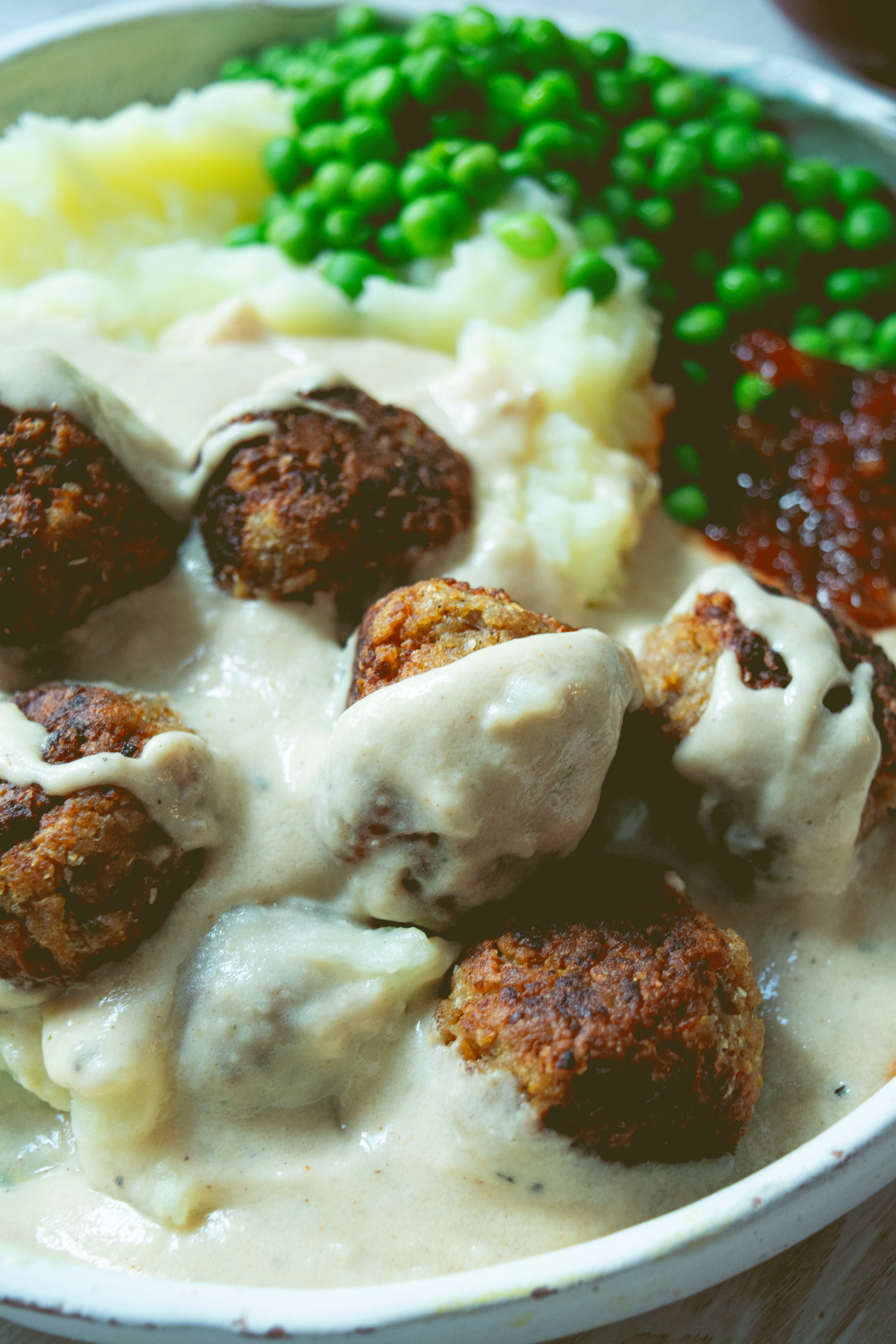 Chifteluțe Veggo Fix cu sos, piure de cartofi, mazăre și dulceață de ardei iute