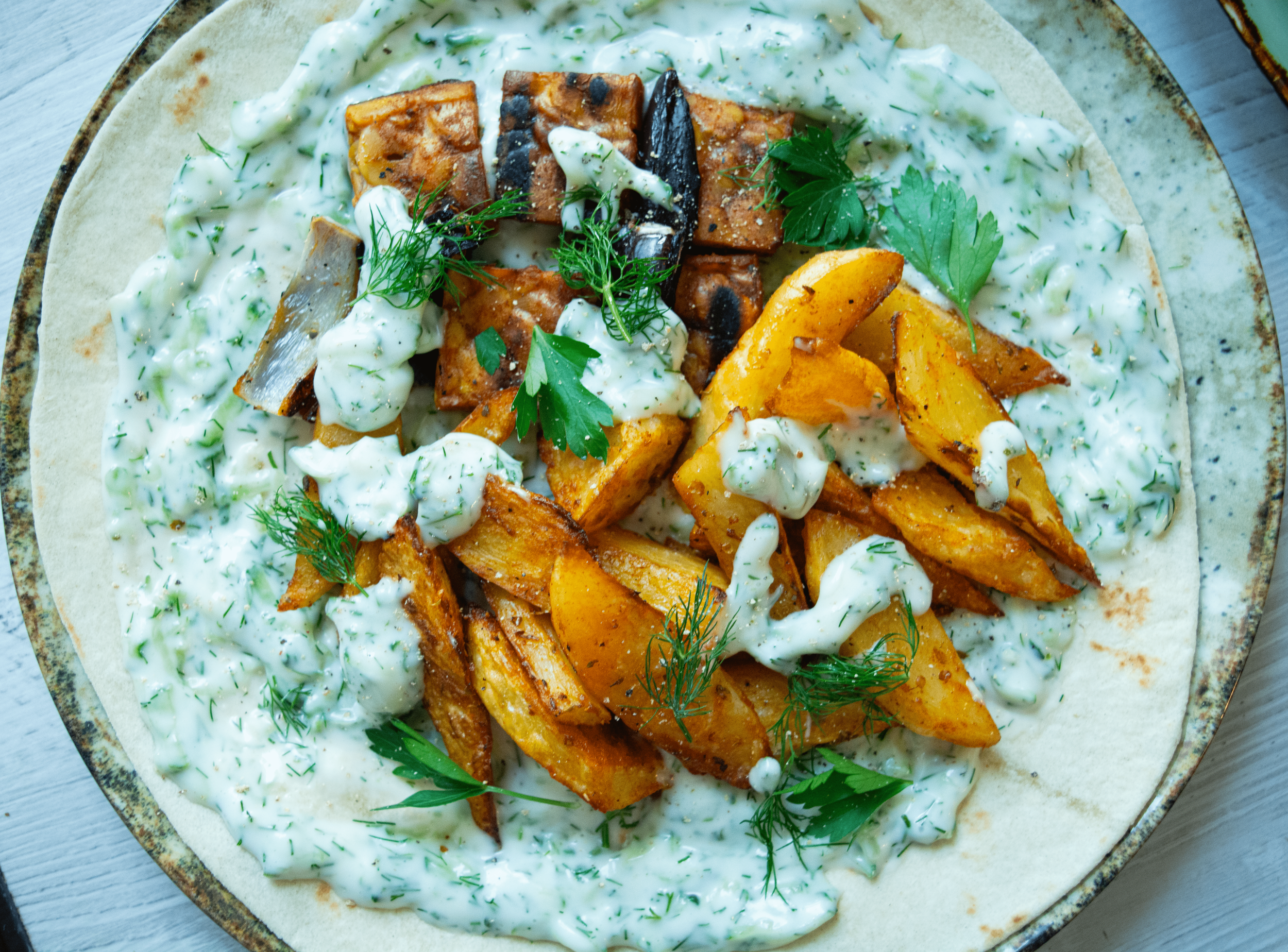 Souvlaki cu tempeh, tzatziki și cartofi la cuptor