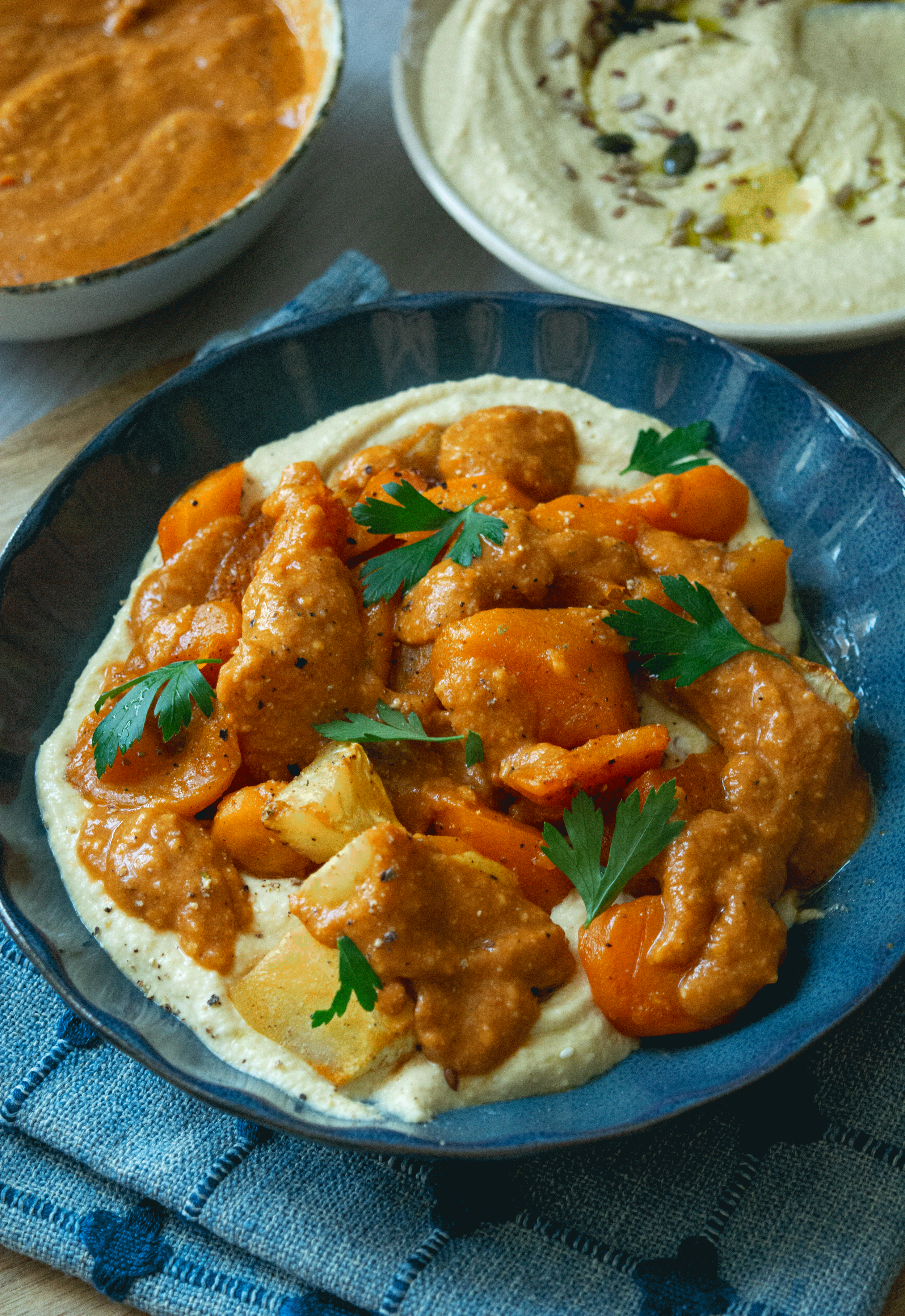 Rădăcinoase la cuptor cu humus și sos romesco