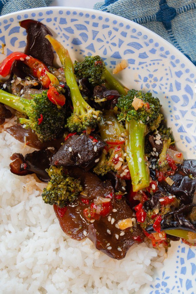 Legume în stil chinezesc cu urechi de lemn