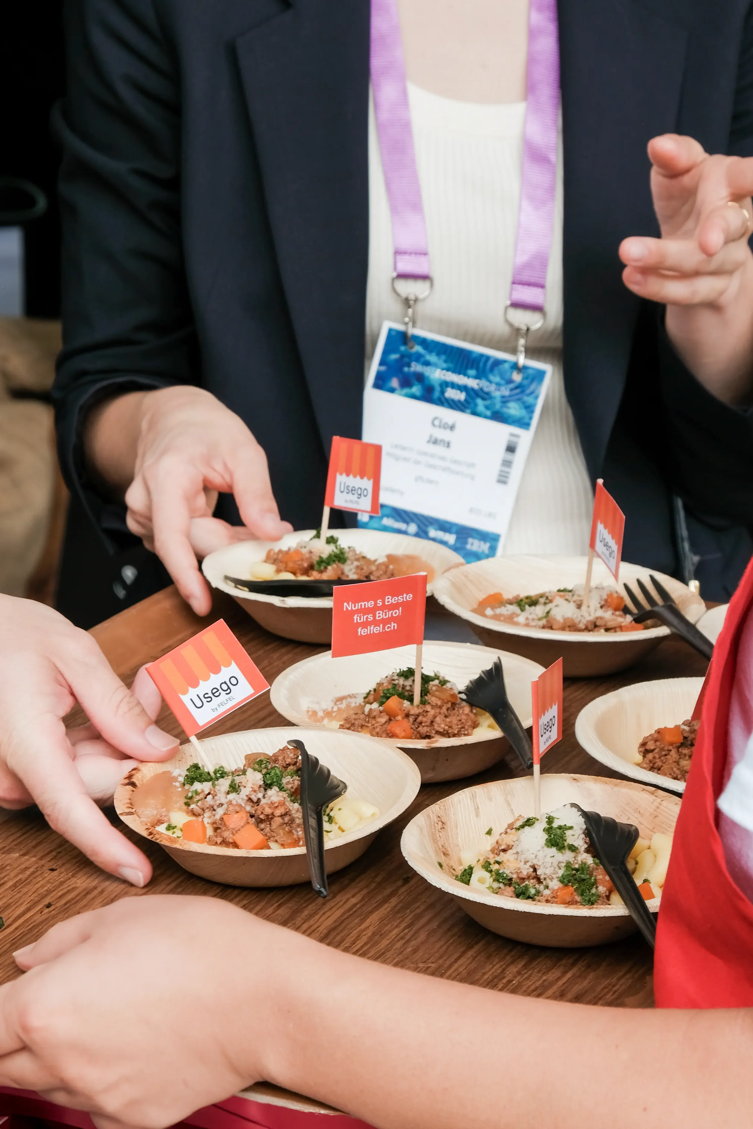 Teilnehmende degustieren frische Gerichte an einem Business Event