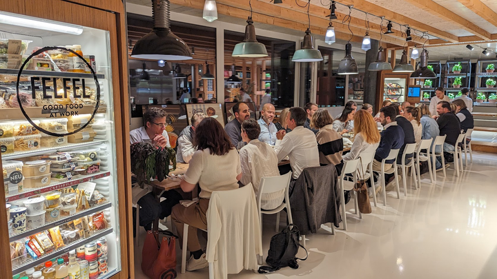 Networking Event im FELFEL Showroom mit Gästen aus Unternehmen