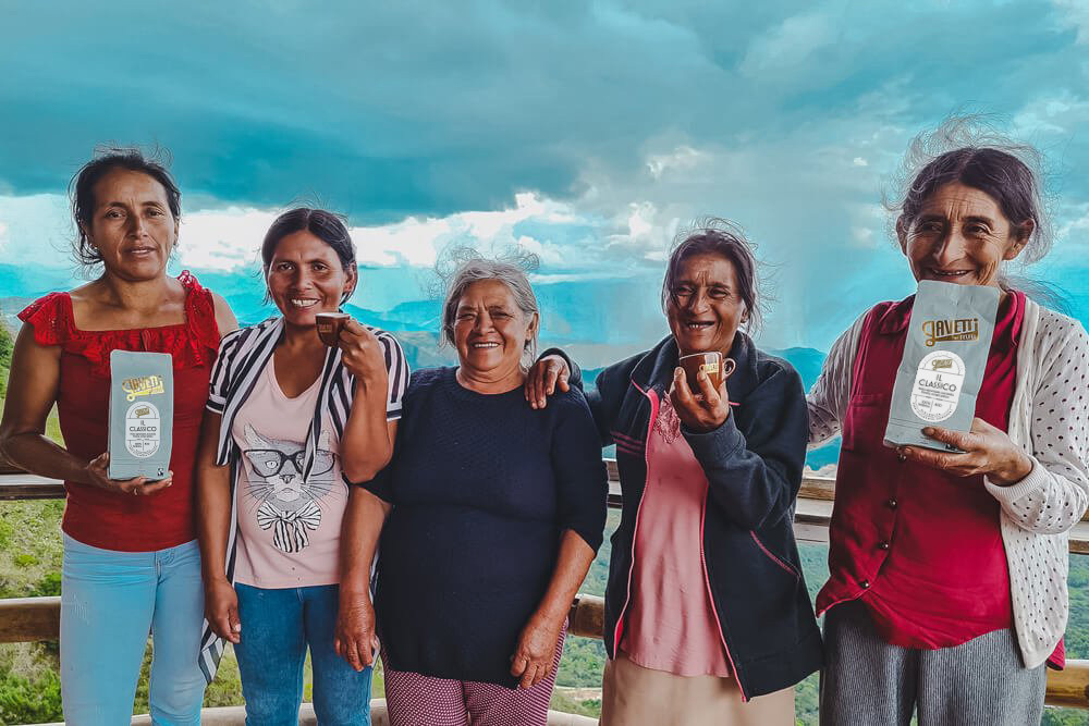 Équipe dans une plantation de café dans le cadre d'un projet de développement durable – Engagement en faveur de conditions de production équitables.