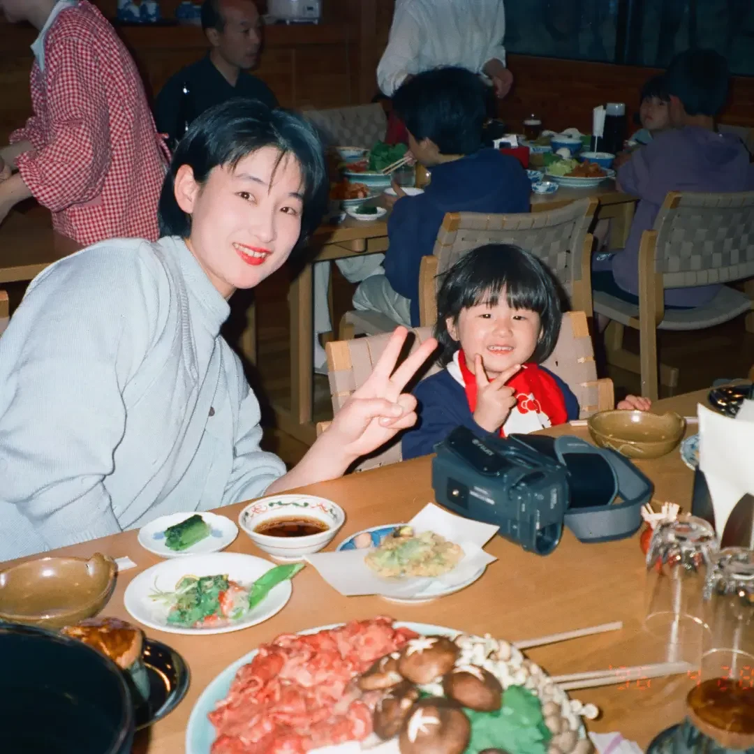 Mutter und Kind beim gemeinsamen Essen – japanisches Familienfoto, Erinnerung an frittiertes Hähnchen nach Mamas Rezept