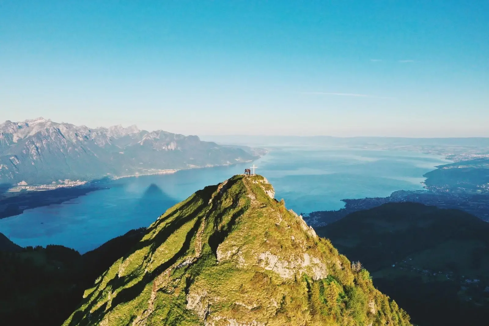 Aussicht vom Gipfel des Dent de Jaman auf den Genfersee und das Waadtländer Bergpanorama