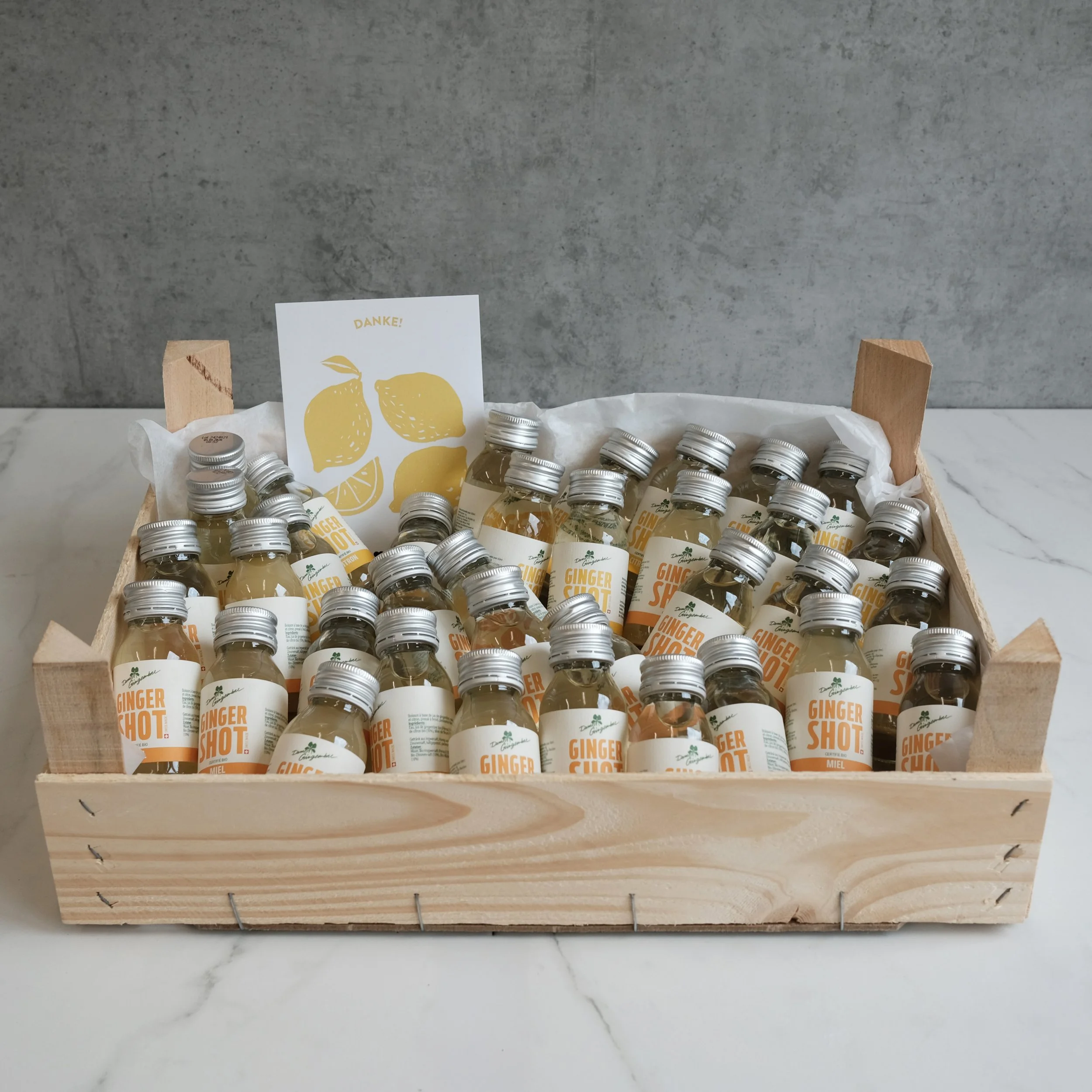Grosse Box voll mit frischen Ingwer-Shots für das Team.
