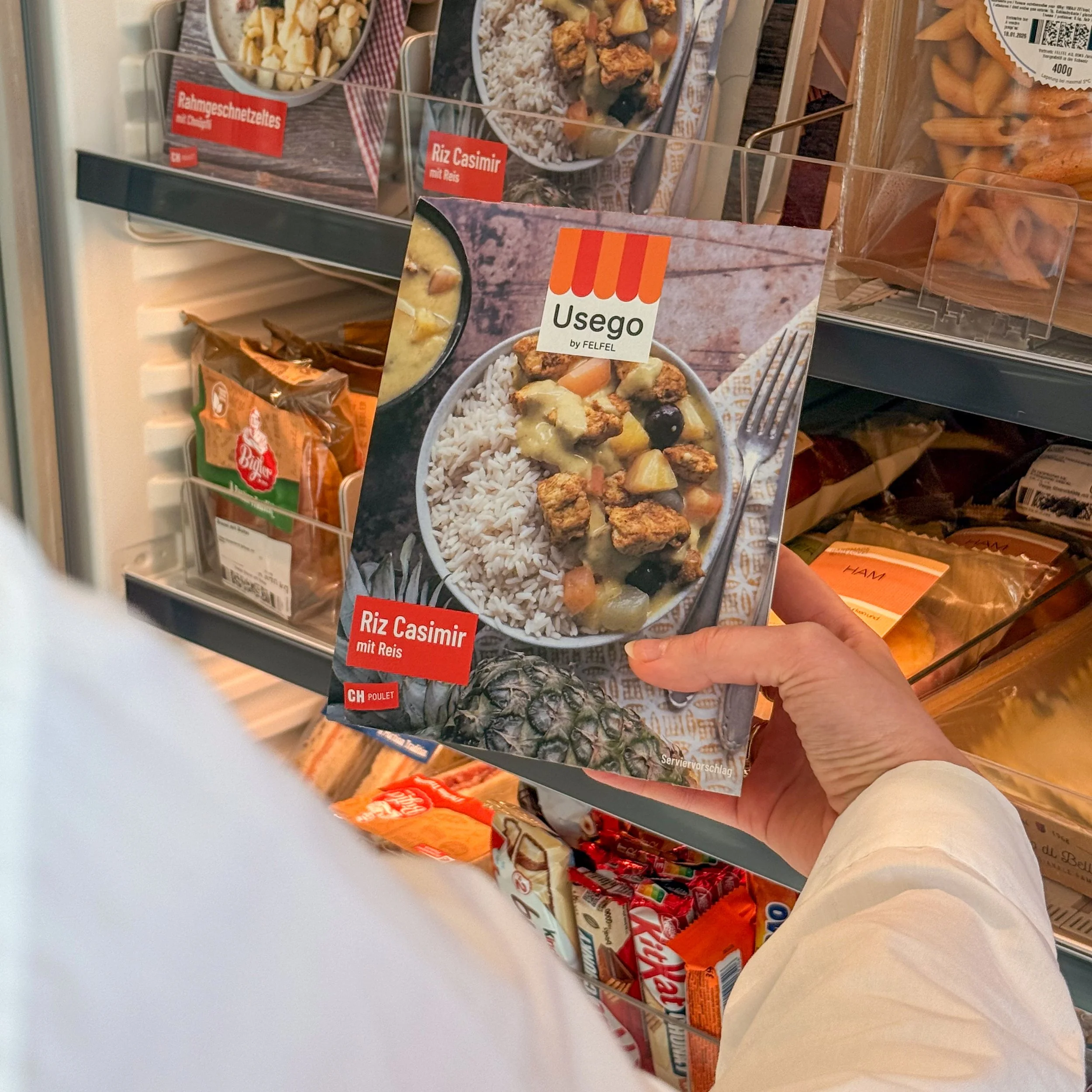 Sélection d'aliments dans un distributeur automatique dans un réfrigérateur intelligent pour la restauration au bureau