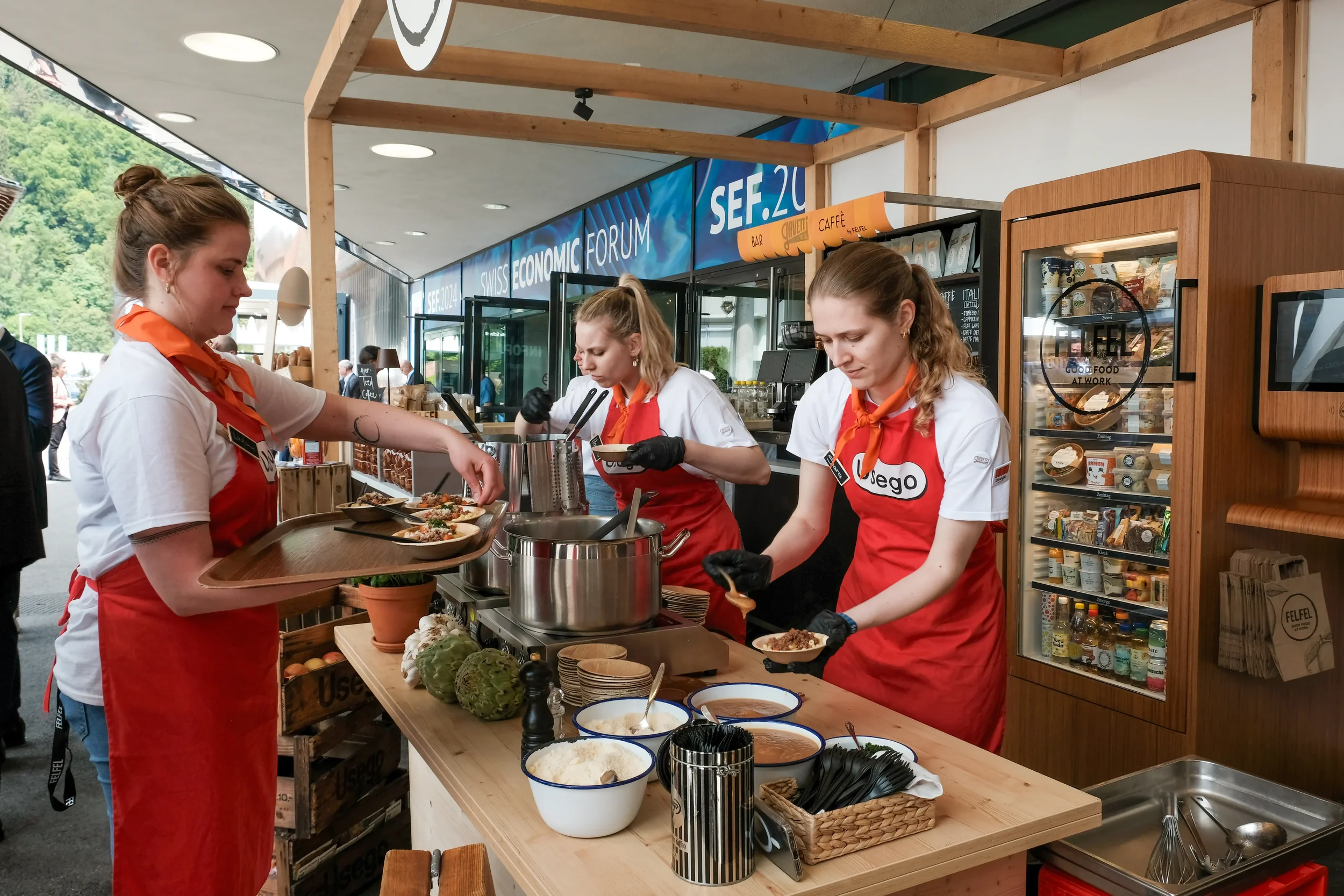 Live Cooking am Event zeigt frische Mahlzeiten als Lösung für Büroverpflegung