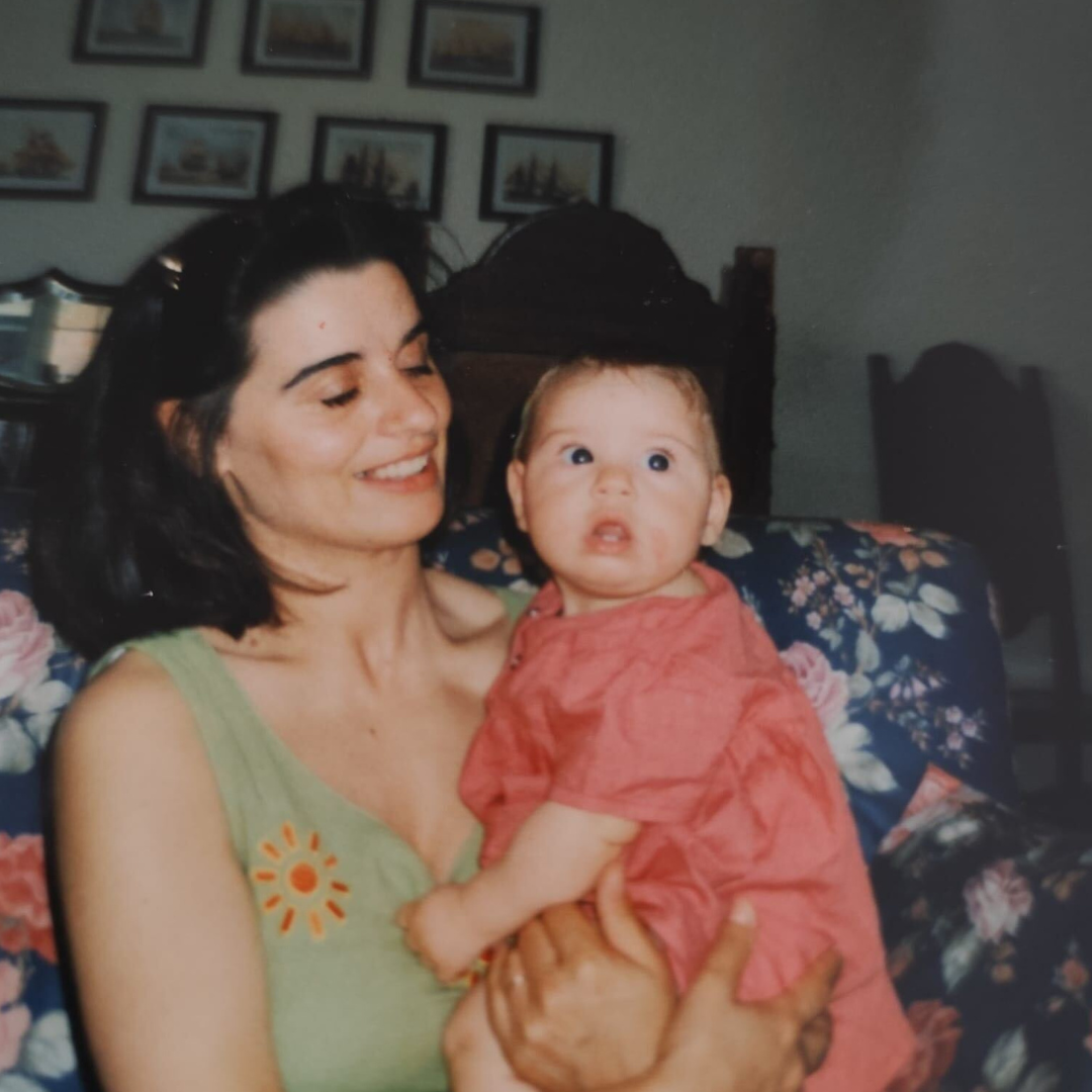 Mutter hält ihr Baby auf dem Arm – Familienfoto aus Portugal, Inspiration für das Stockfisch-Kroketten-Rezept