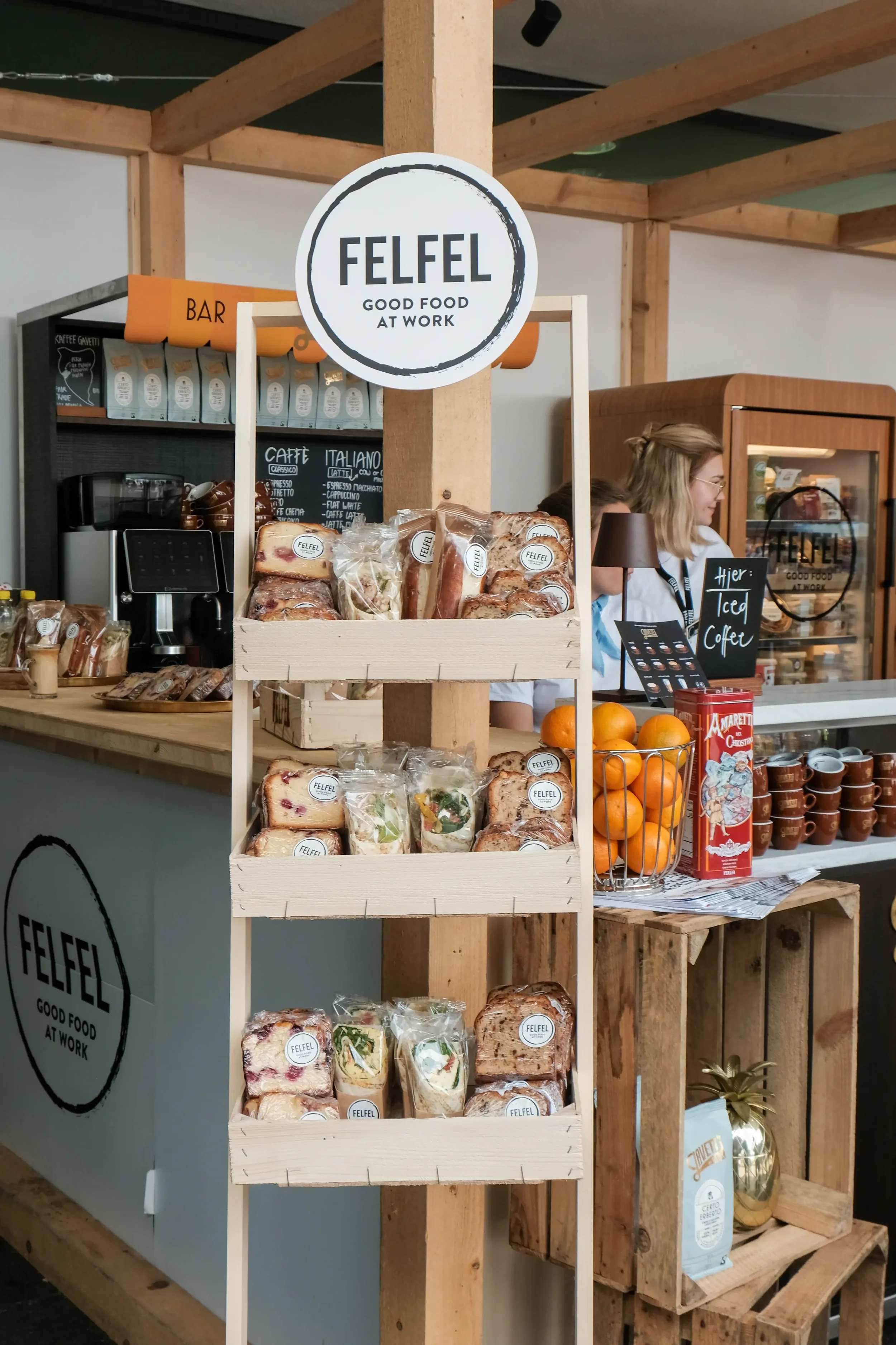 Auswahl an Snacks und Produkten am FELFEL Event Stand