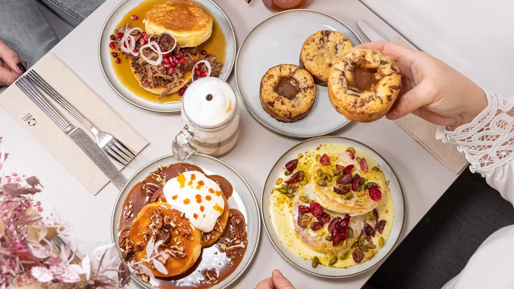Brunch mit Pancakes, Eggs und Gebäck im L’Impression Café Lausanne