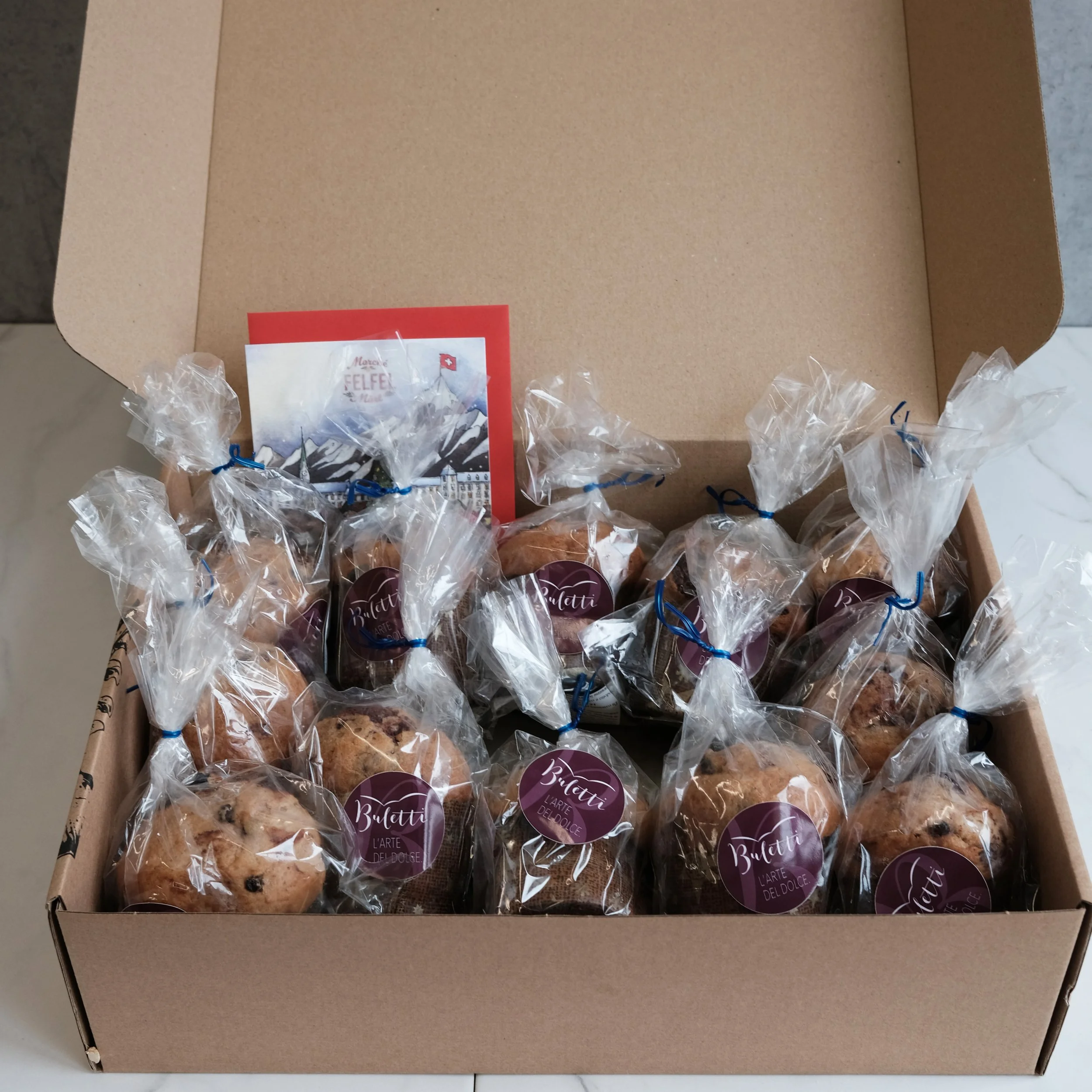 Grosse Panettone-Geschenkbox mit winterlichen Leckereien.