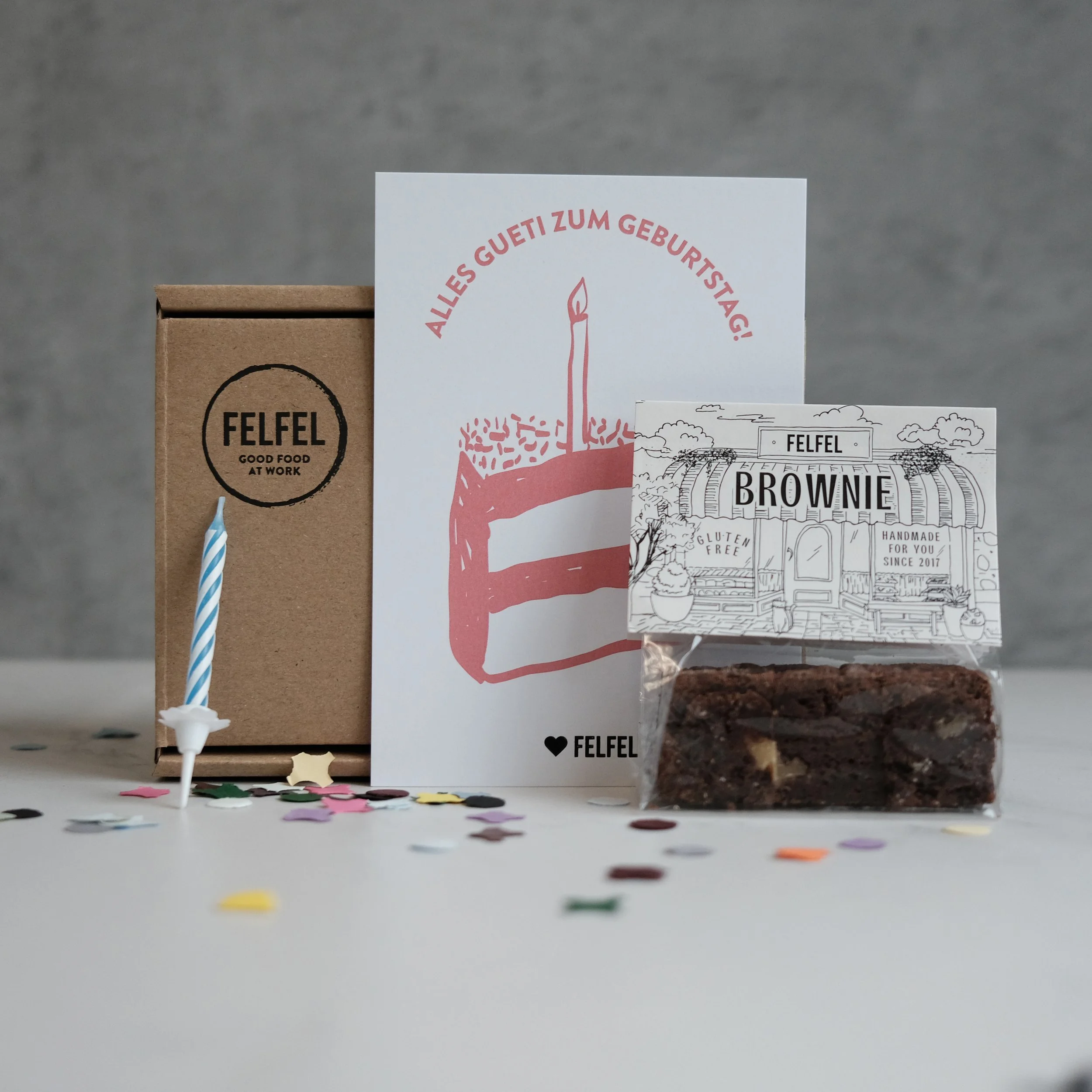 Geburtstagsgeschenkbox mit verschiedenen Brownies.