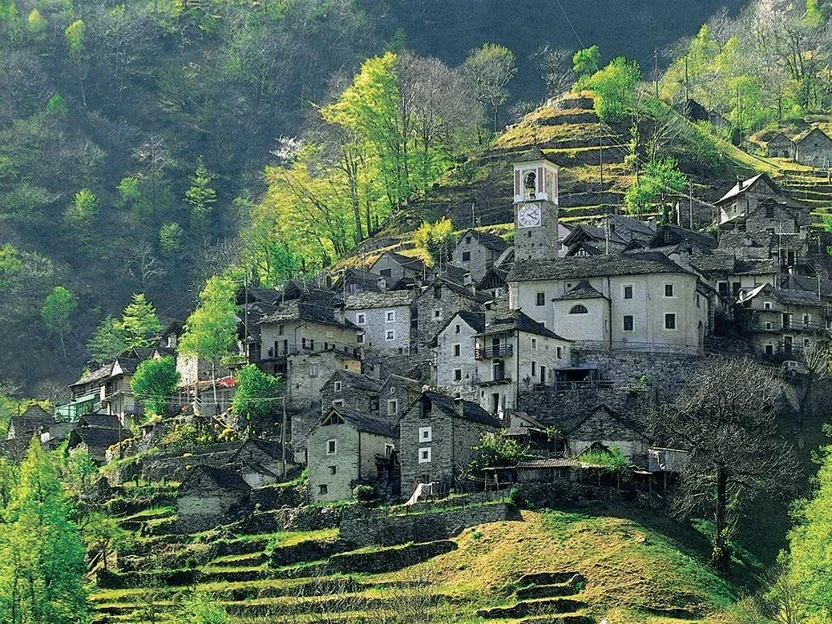Malerisches Tessiner Bergdorf Mergoscia mit traditionellen Steinhäusern und grüner Bergkulisse