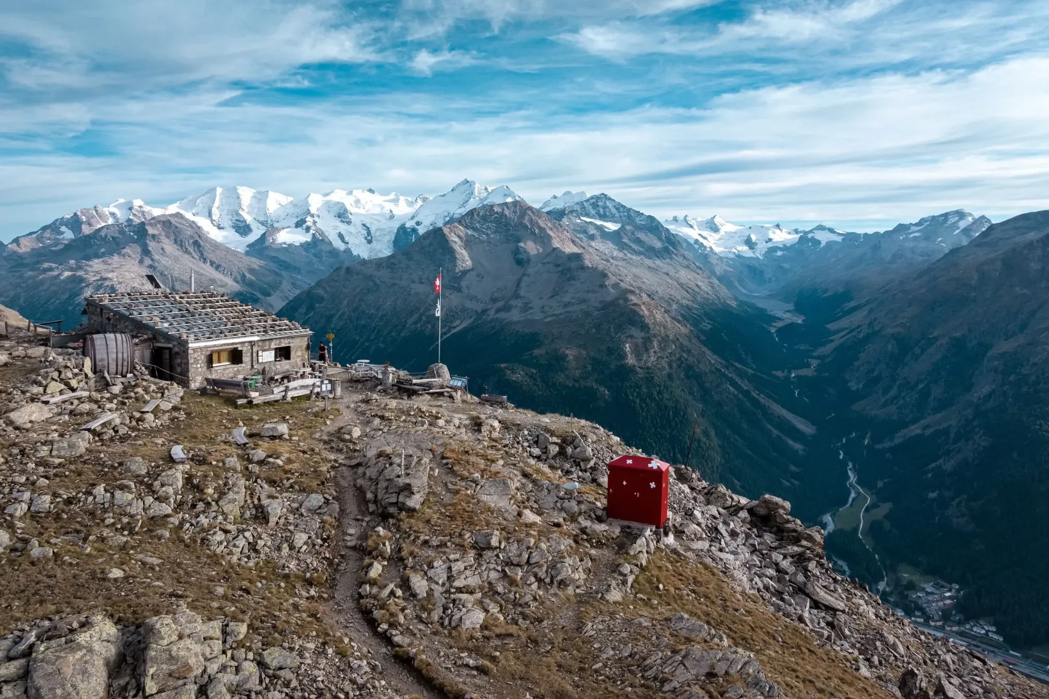 Wanderer auf dem Weg zur Segantini Hütte mit Blick auf den Engadiner See und die Berglandschaft