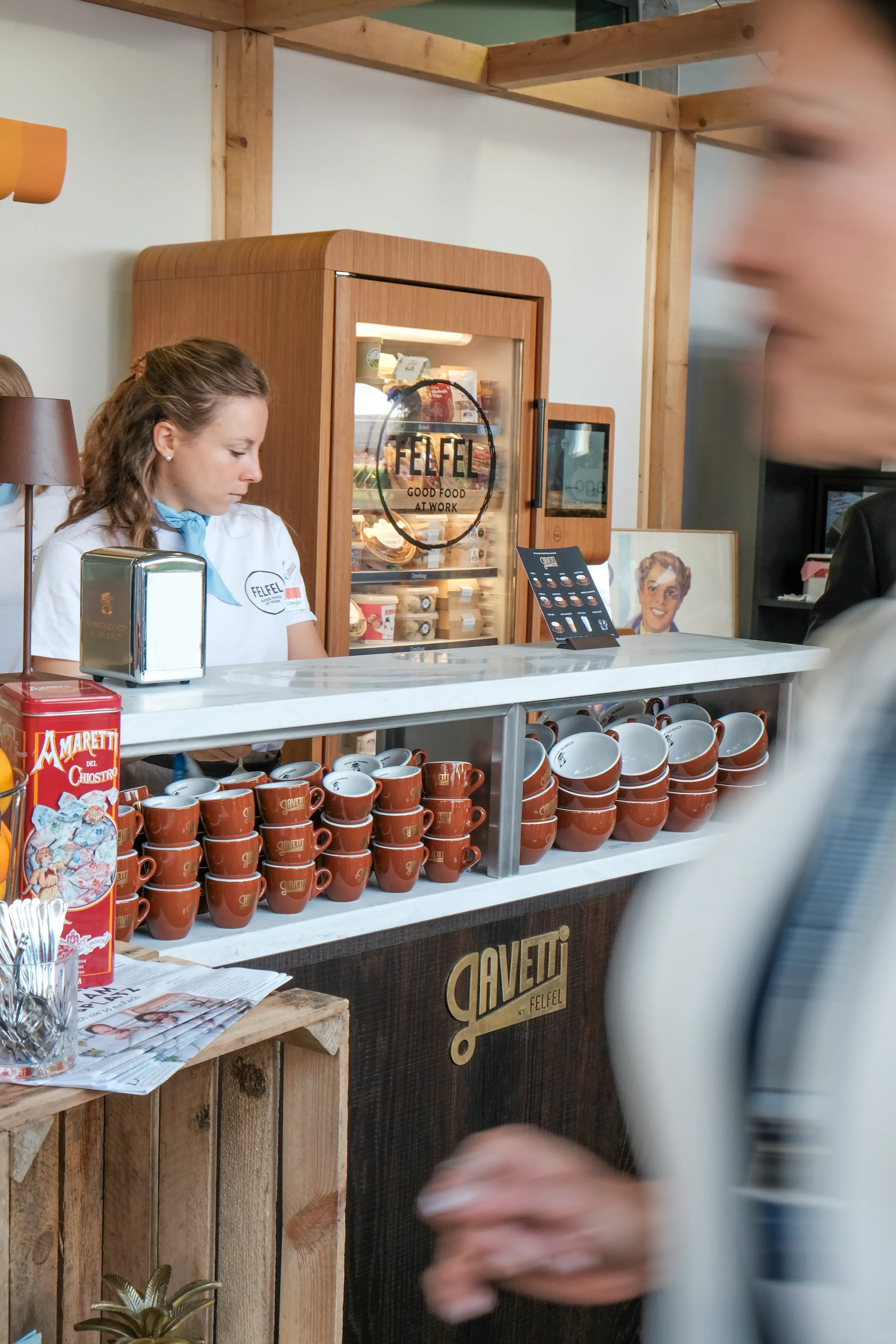 Besucher interagieren mit einem Event Stand für moderne Verpflegungslösungen