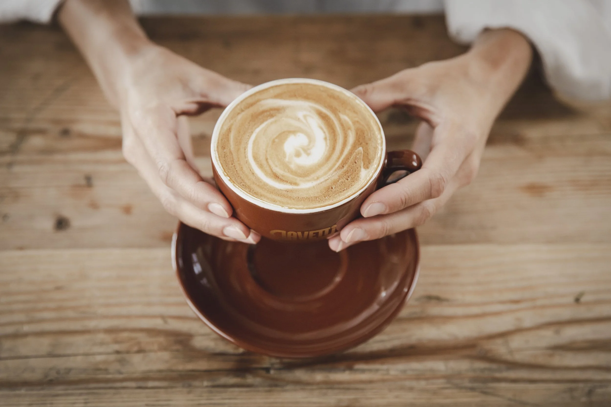 L'équipe savoure un café frais au bureau – solution café professionnelle pour les entreprises