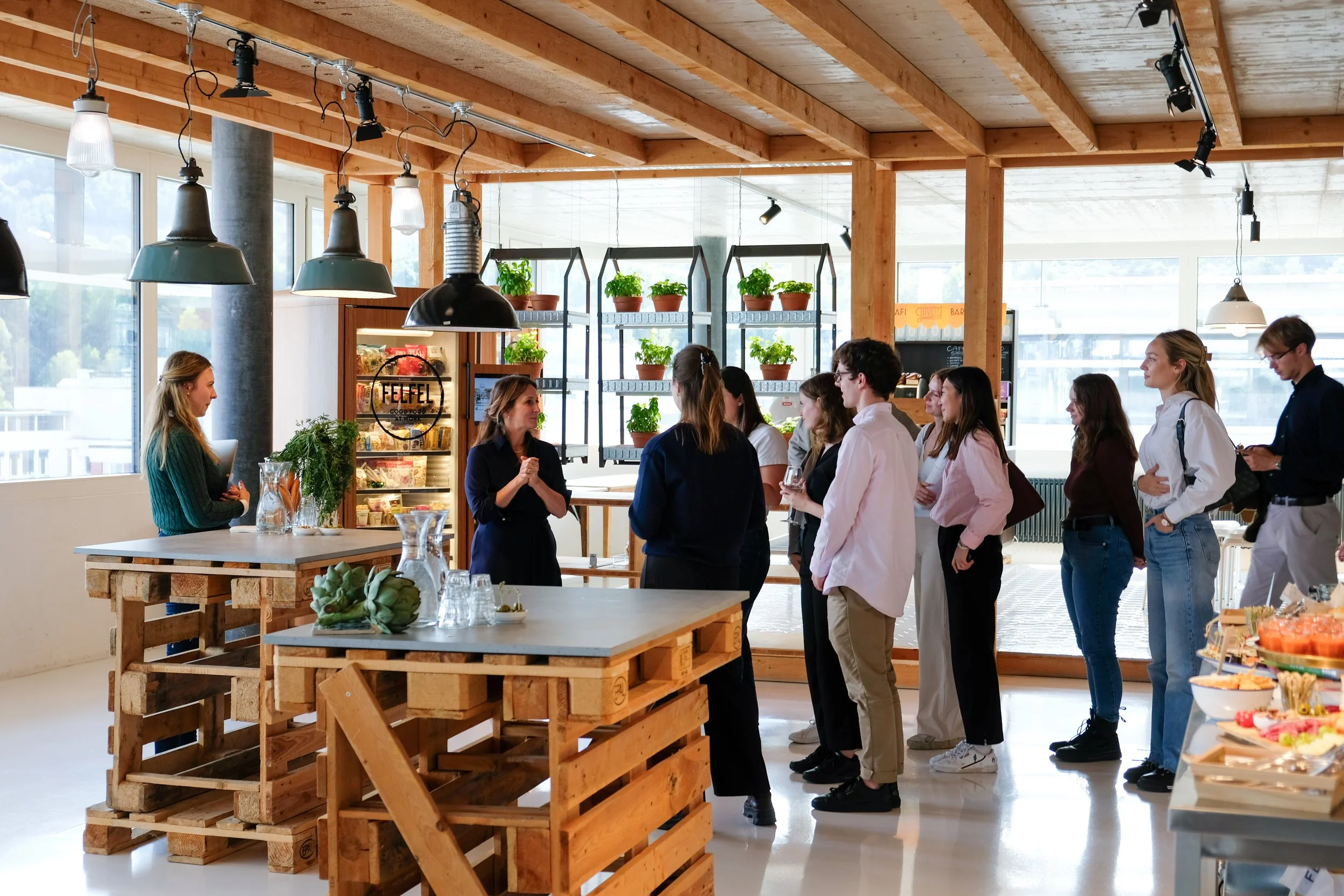 Beratungsgespräch im Showroom zu Verpflegungskonzepten für Unternehmen