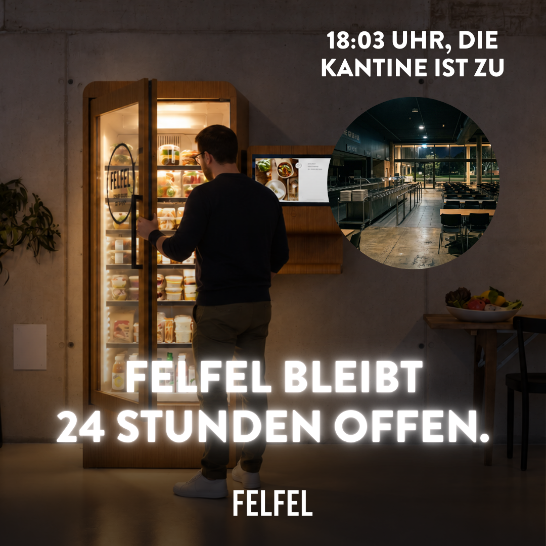 Mitarbeiter öffnet am Abend einen beleuchteten FELFEL Kühlschrank am Arbeitsplatz, daneben eine geschlossene, dunkle Kantine.