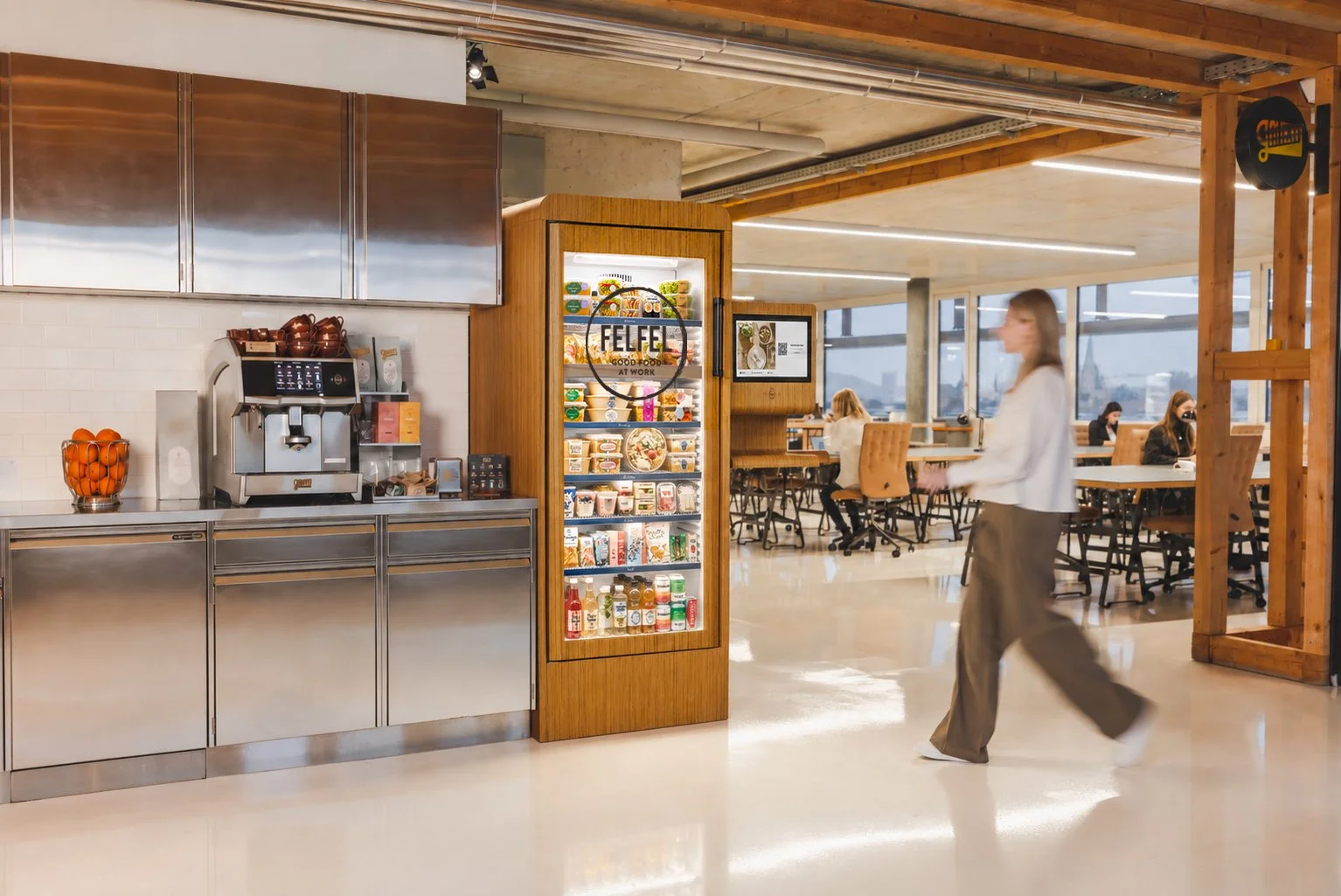 FELFEL Kühlschrank mit Gerichten, Snacks und Drinks in einem hellen Pausenbereich, daneben eine Kaffeestation