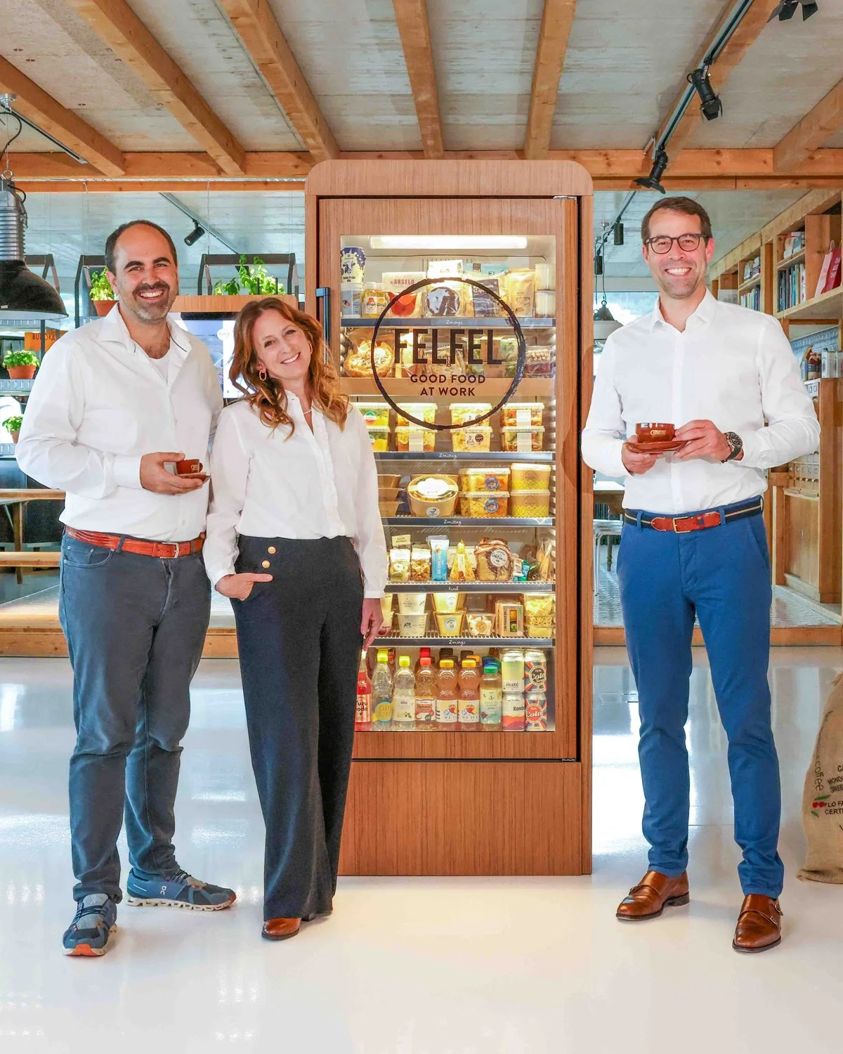 Familiengeführtes FELFEL Team vor Smart Kühlschrank für Mitarbeiterverpflegung im Büro