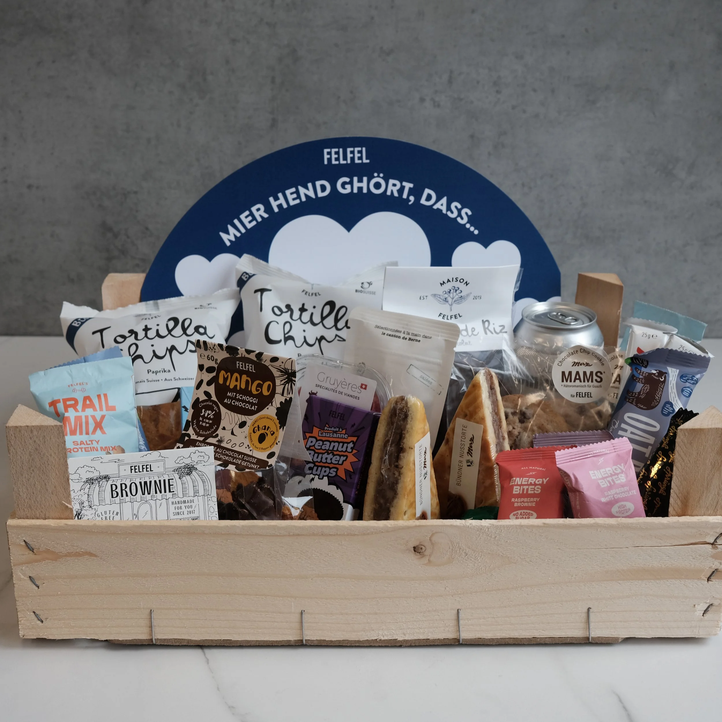 Grosse Snackbox mit ausgewähltem süss-salzigem Sortiment.