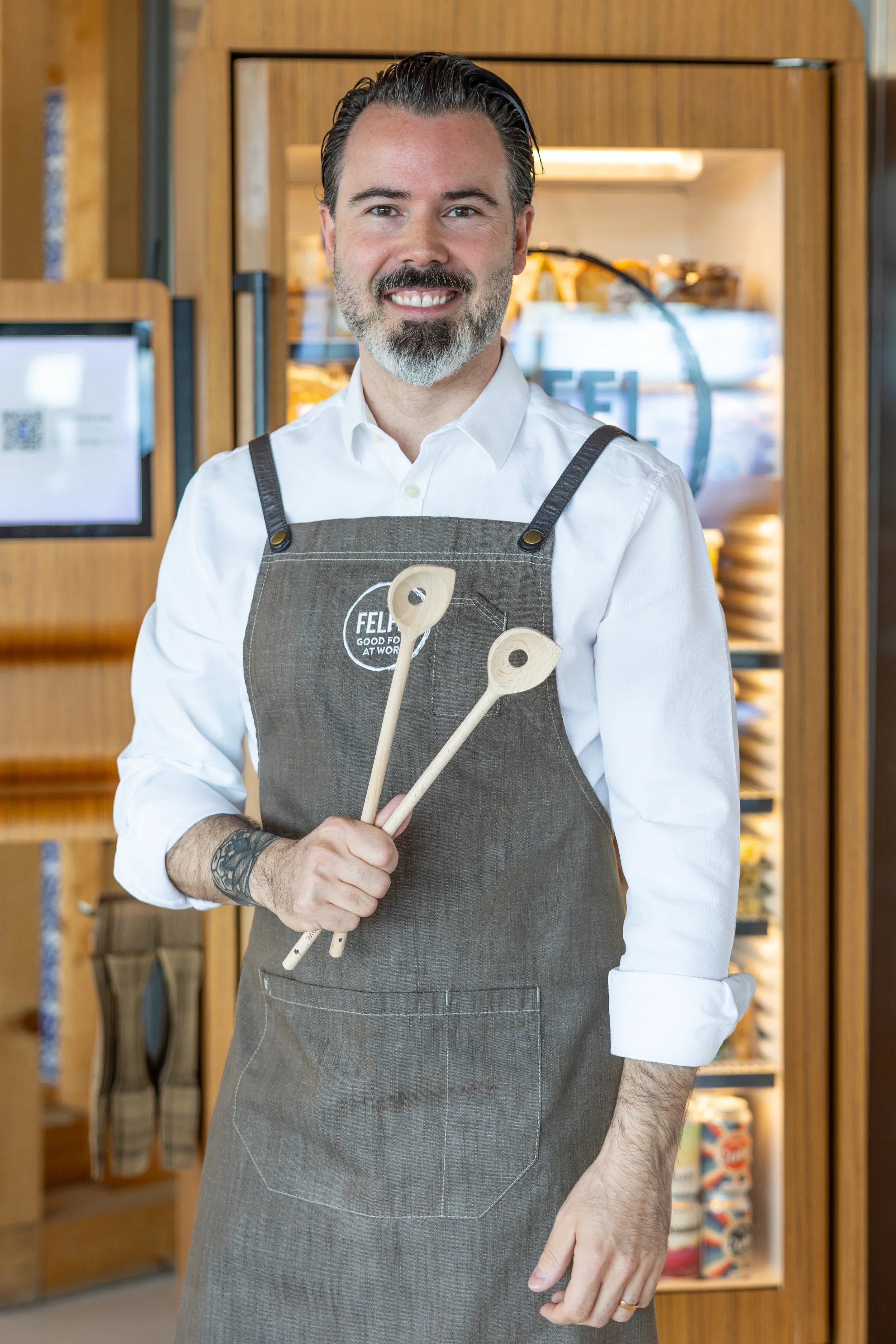 FELFEL Food Scout Nikola mit Kochutensilien im Büro
