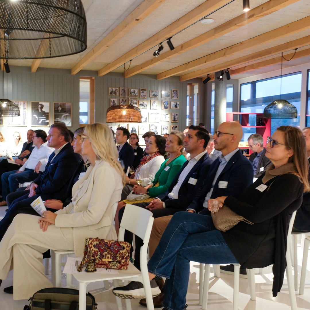 Teilnehmende verfolgen eine Präsentation zur modernen Büroverpflegung