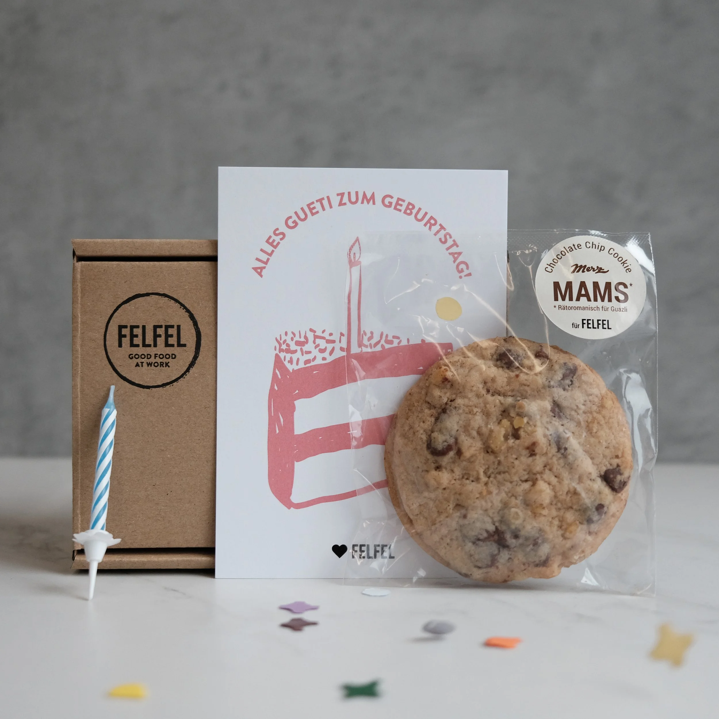 Geburtstagsbox mit Cookies und süssen Überraschungen.