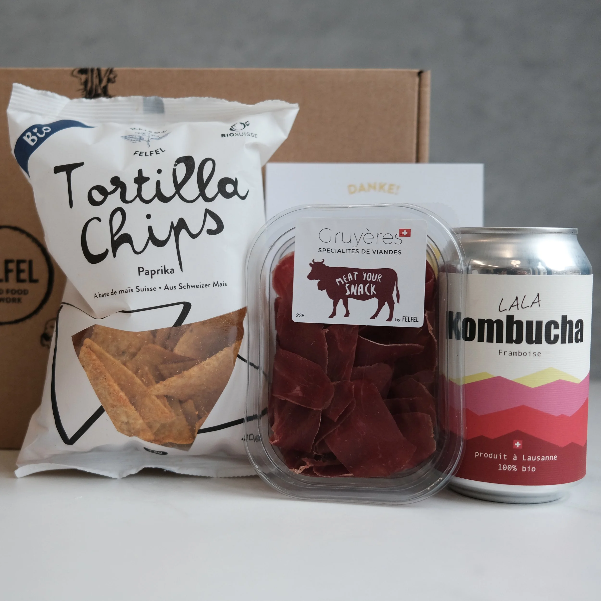 Snackbox mit herzhaften Chips und salzigen Snacks.
