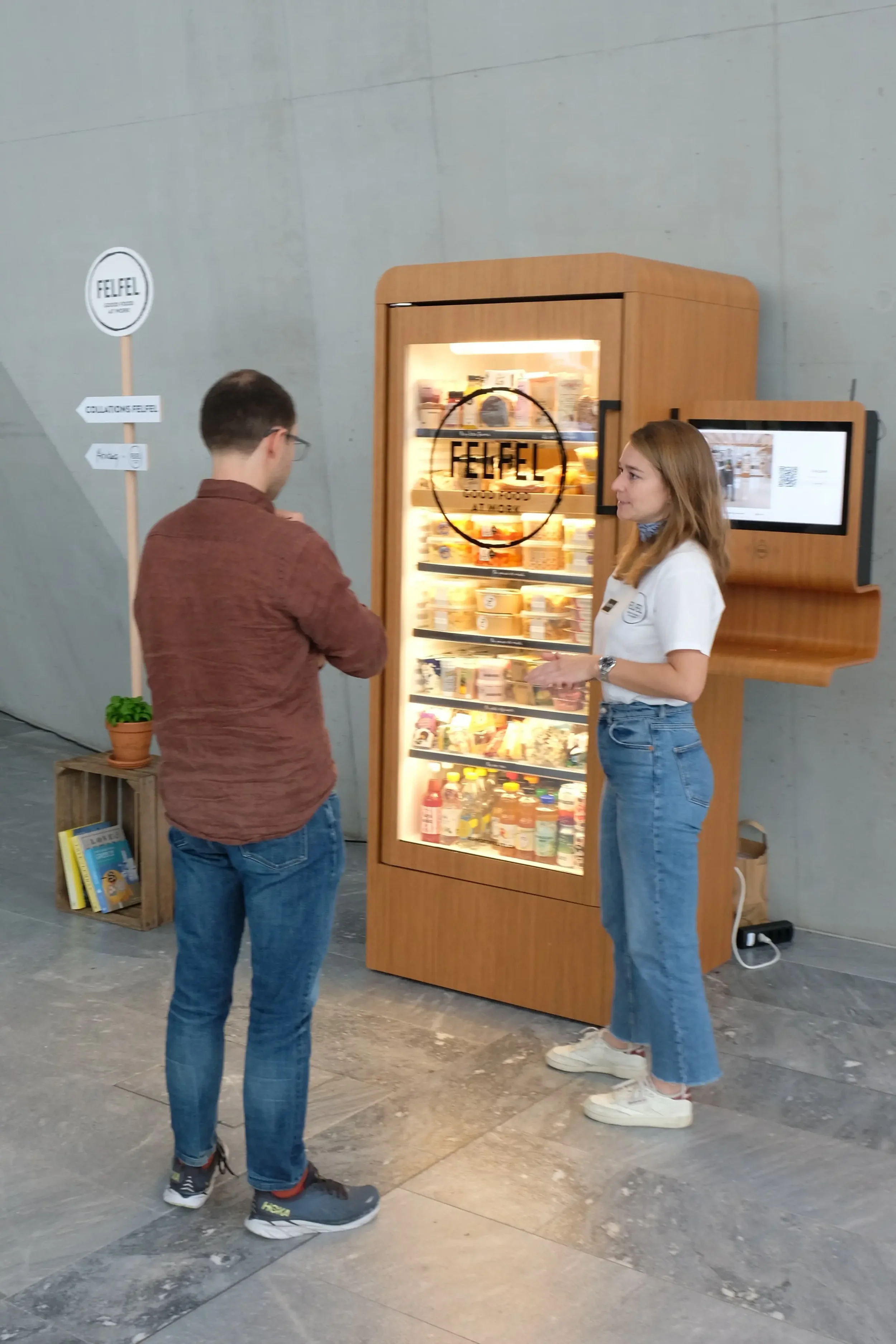 Demonstration eines smarten Kühlschranks für Büroverpflegung am Event