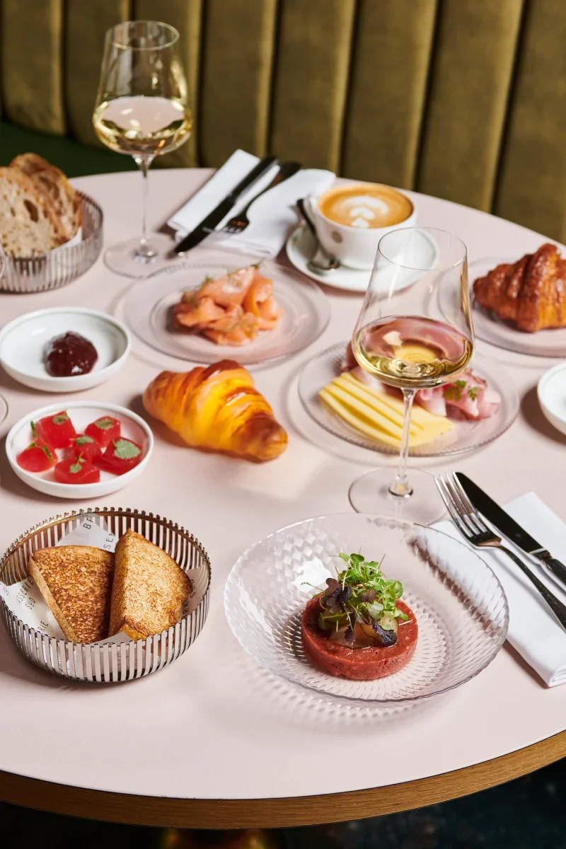 Brunch Sharing Plates mit Croissants, Käse und Antipasti im Restaurant Süd Zürich