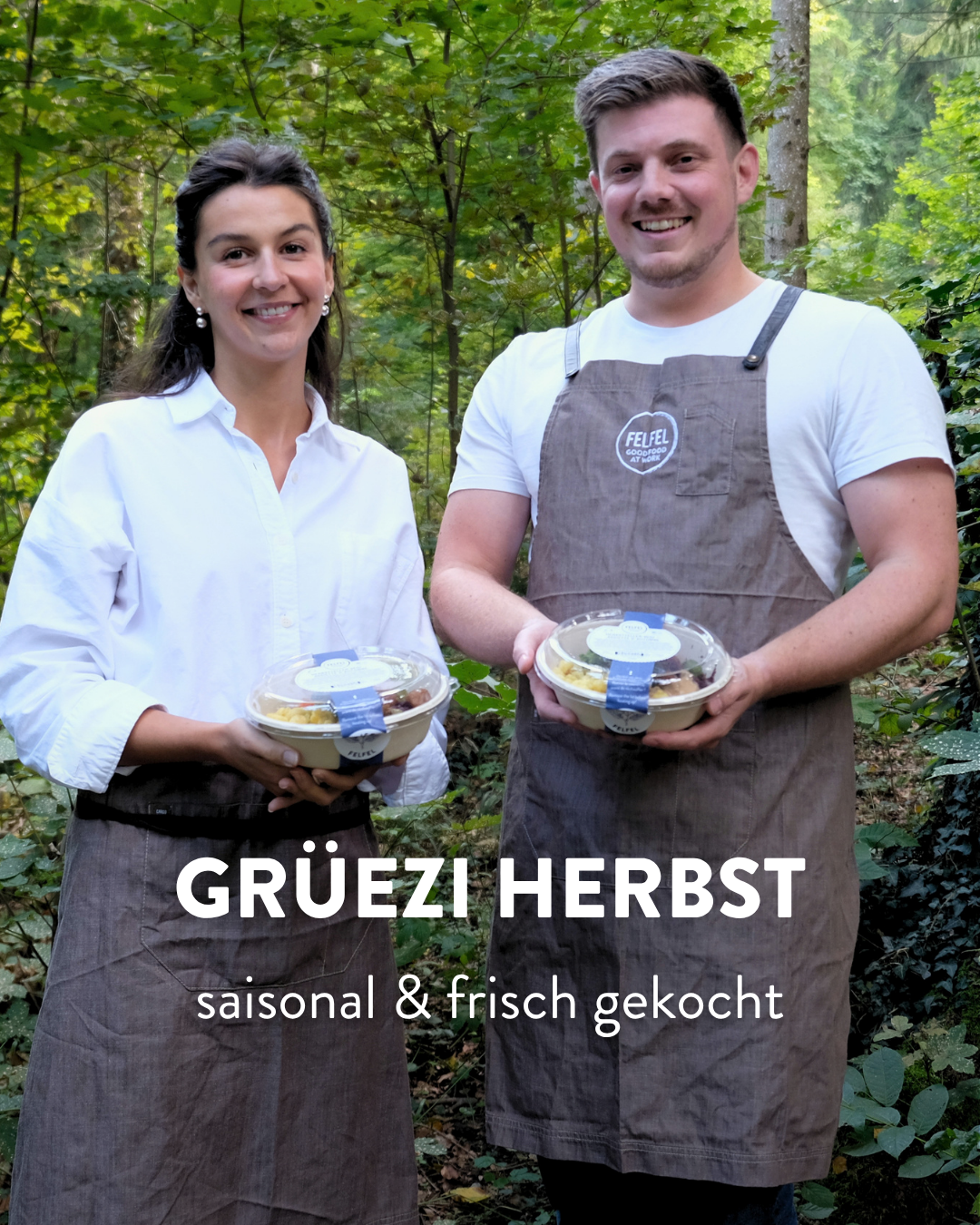 Zwei FELFEL-Gastgeber im Herbstwald mit frisch gekochten, saisonalen Gerichten für den Arbeitsplatz