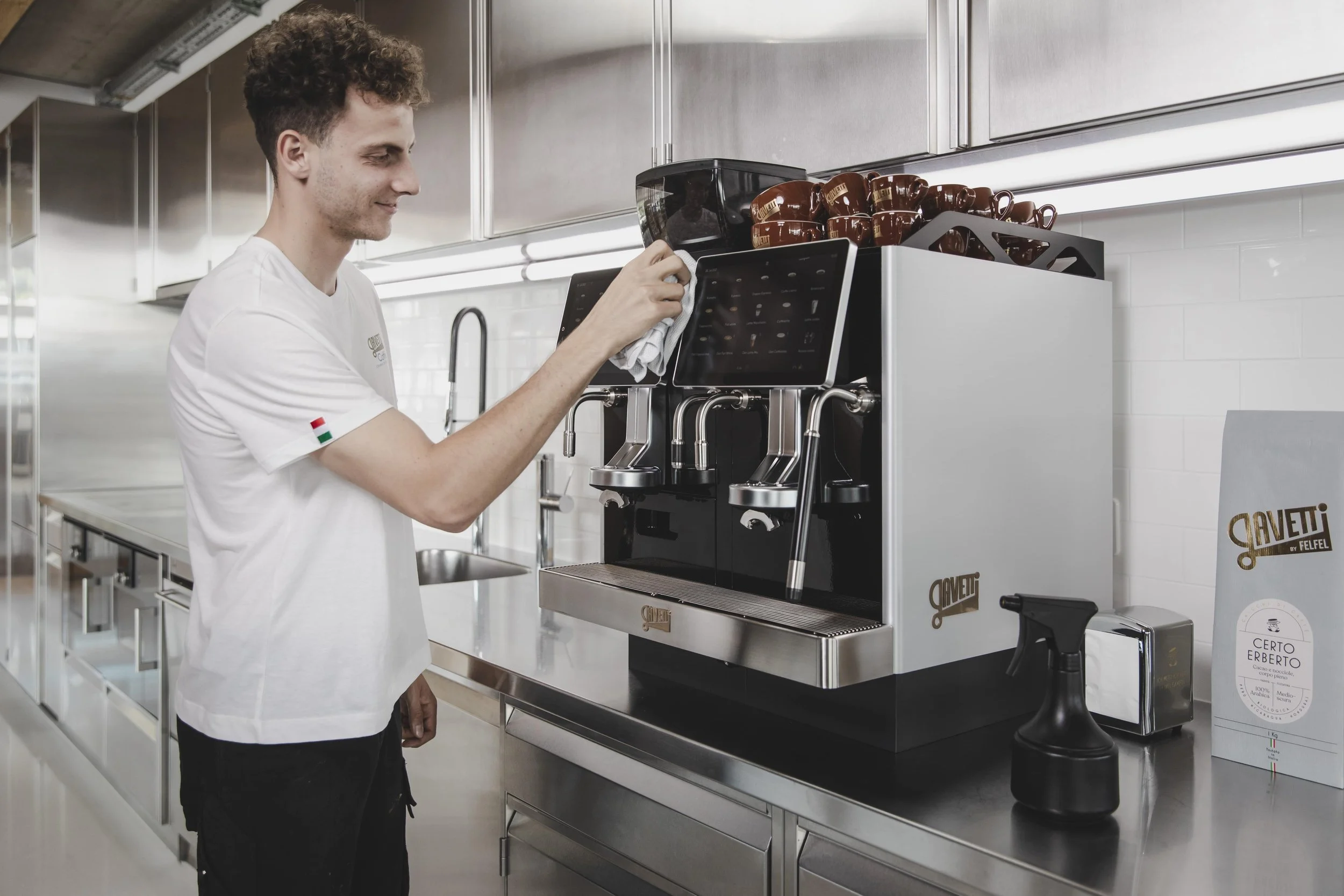 Barista utilise une machine à café haut de gamme pour le café au bureau – service de restauration café au bureau pour les entreprises.